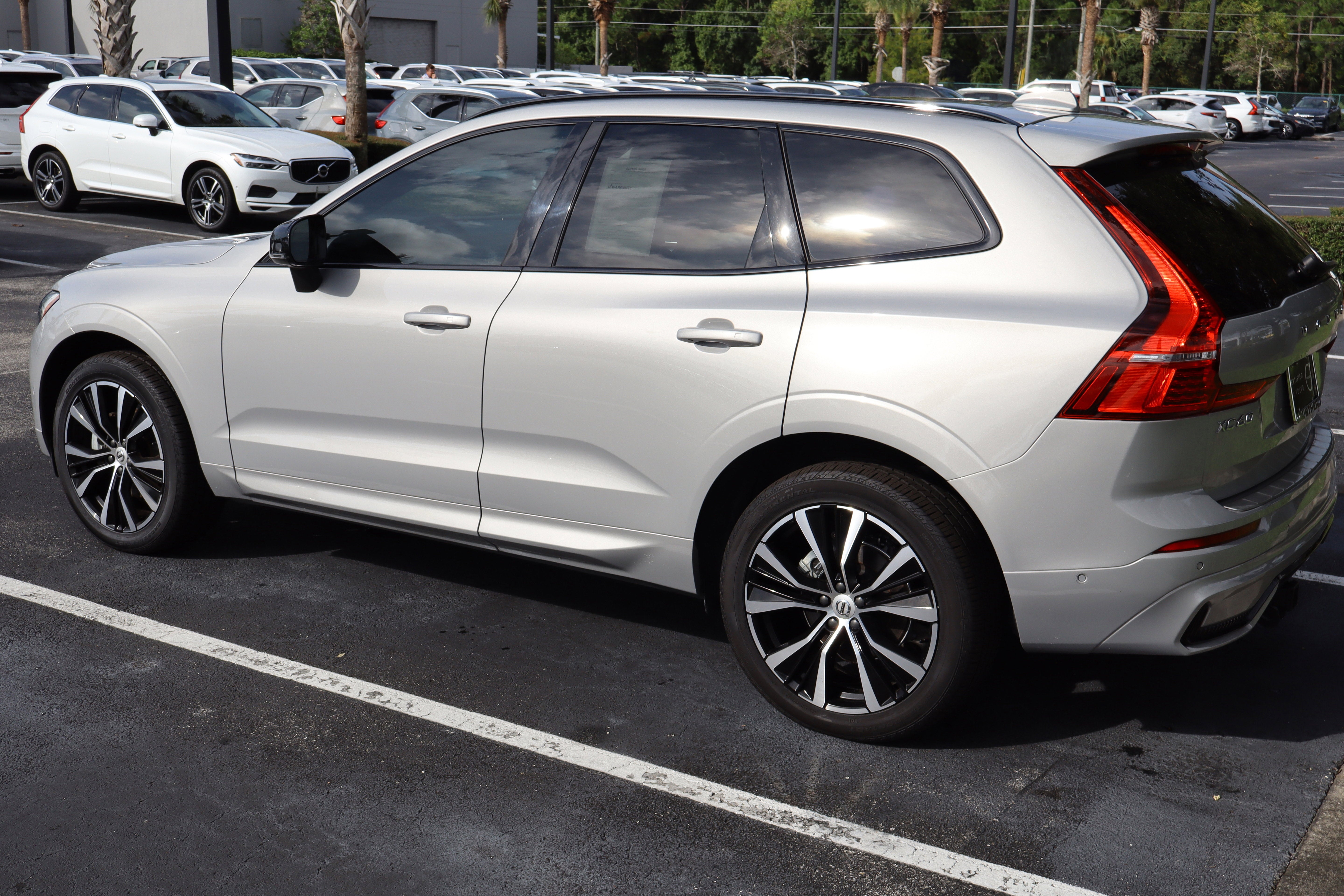 2023 Volvo XC60 Plus Dark Theme