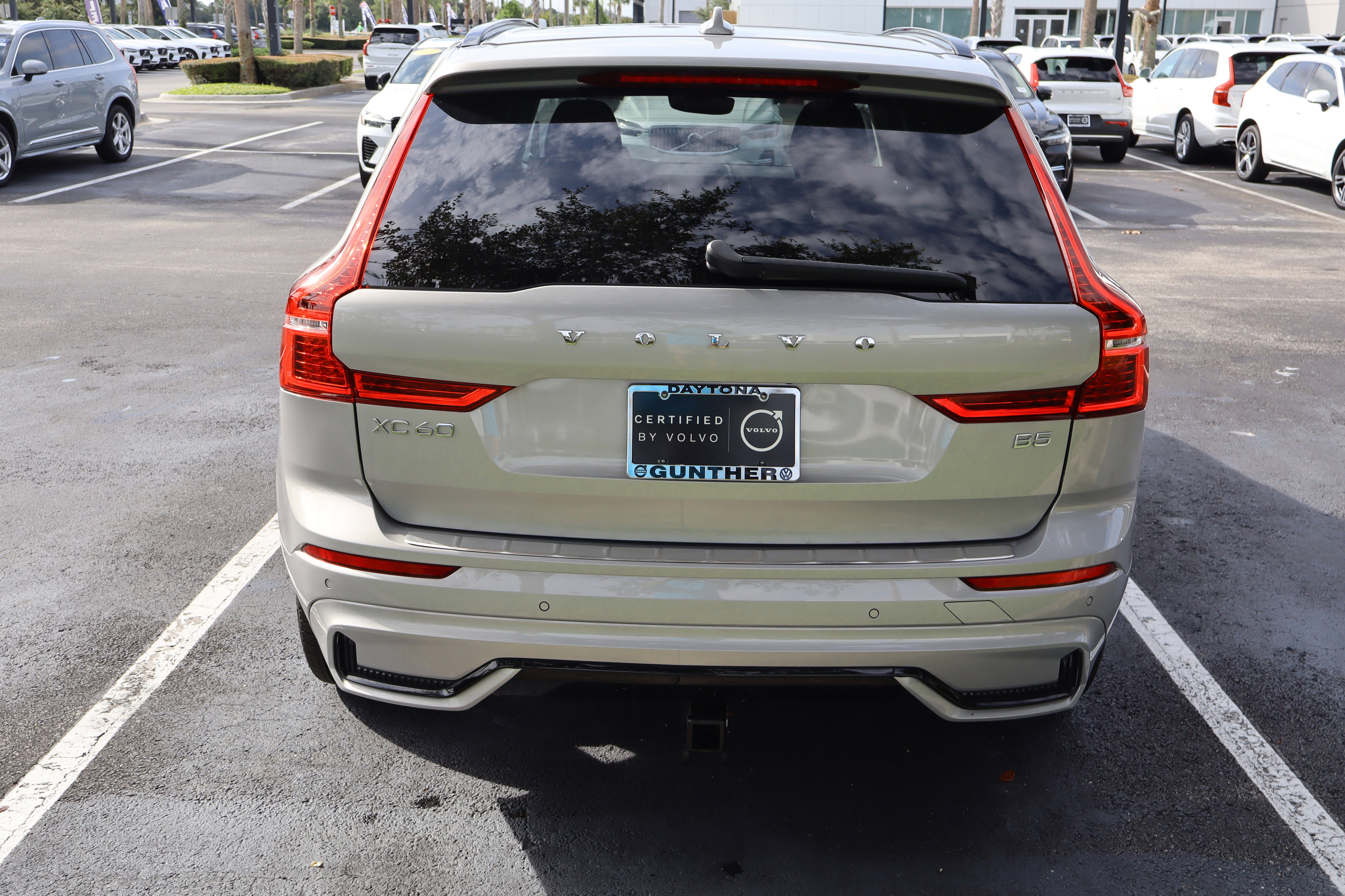 2023 Volvo XC60 Plus Dark Theme