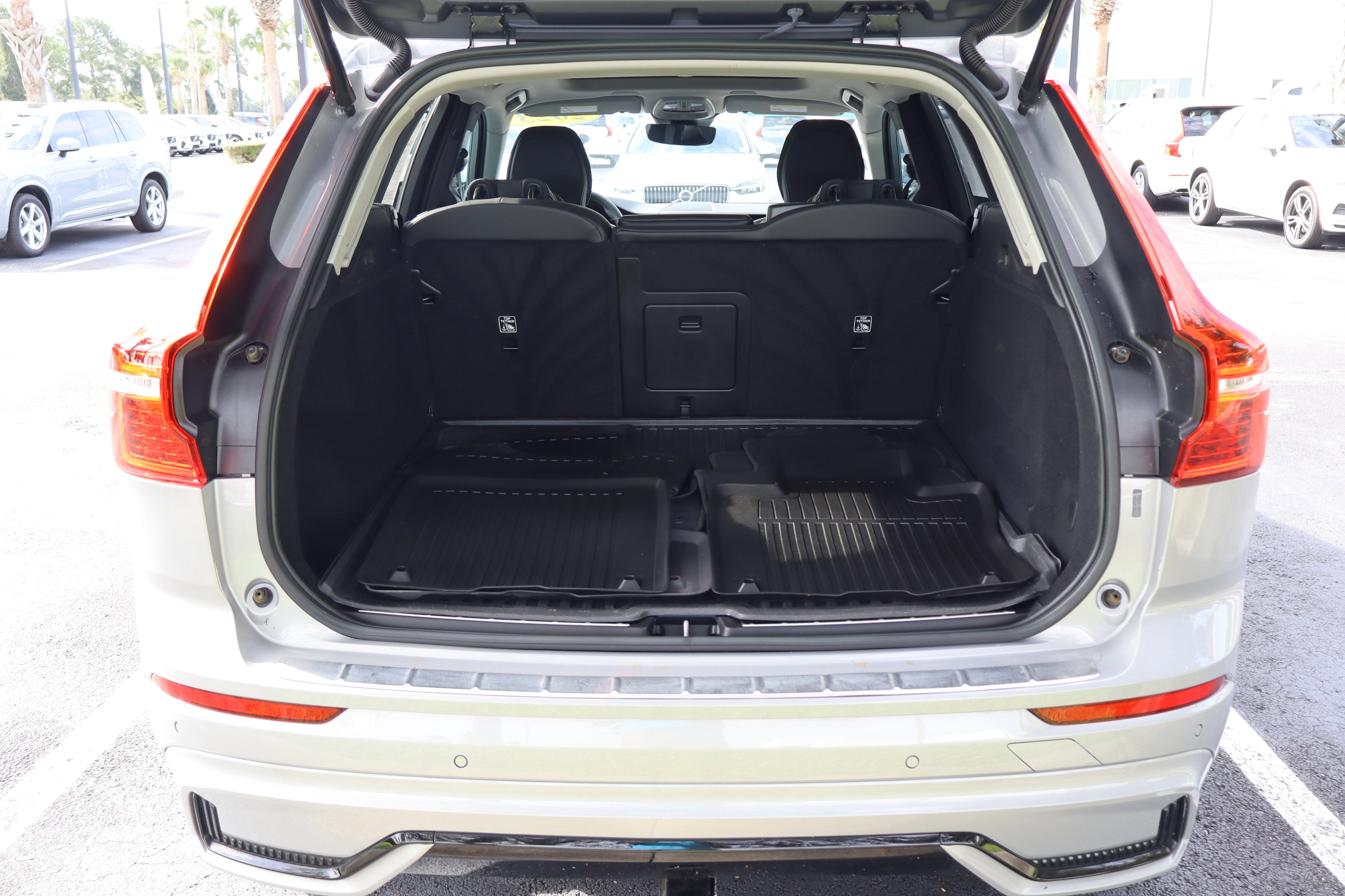 2023 Volvo XC60 Plus Dark Theme