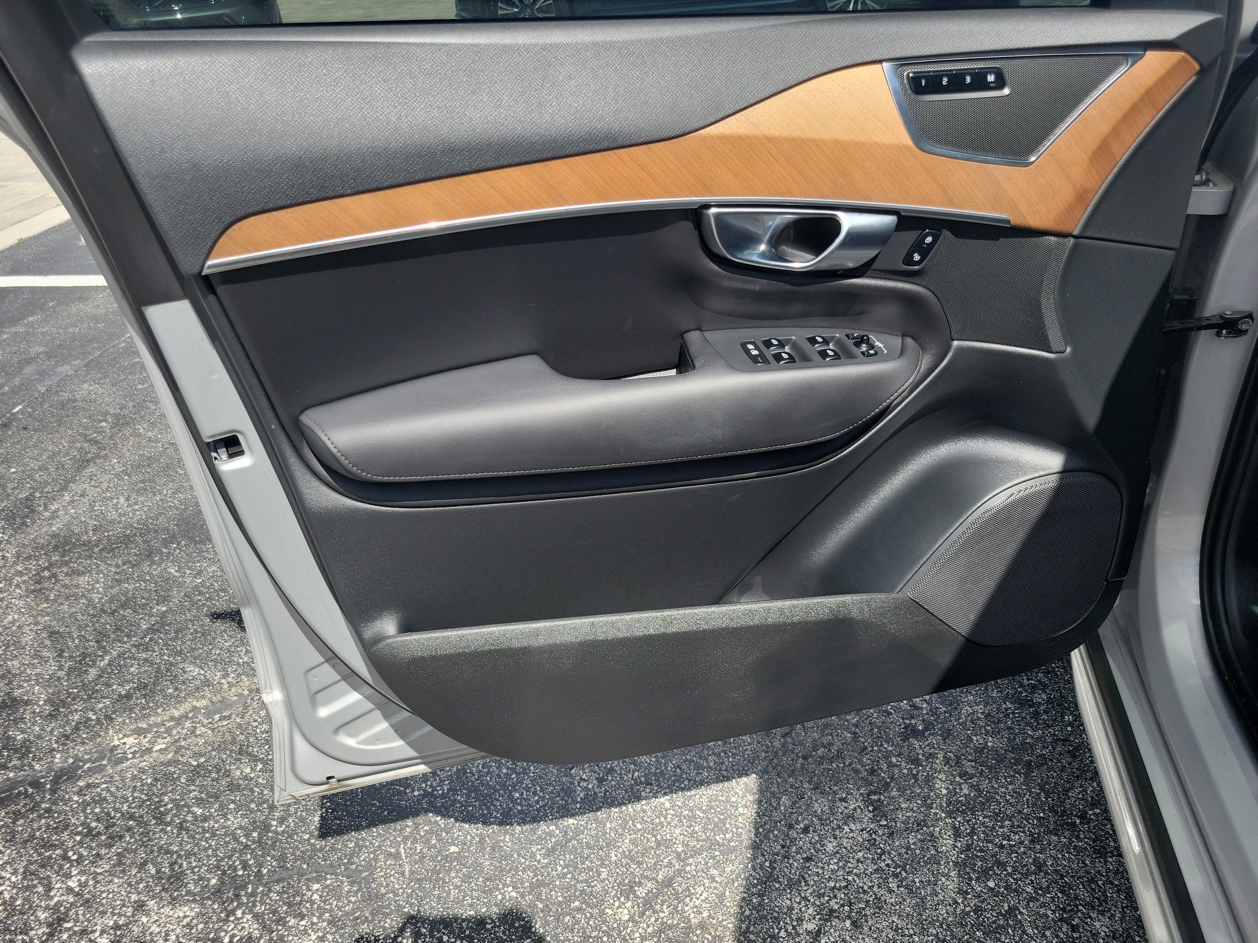 2024 Volvo XC90 Plus Bright Theme
