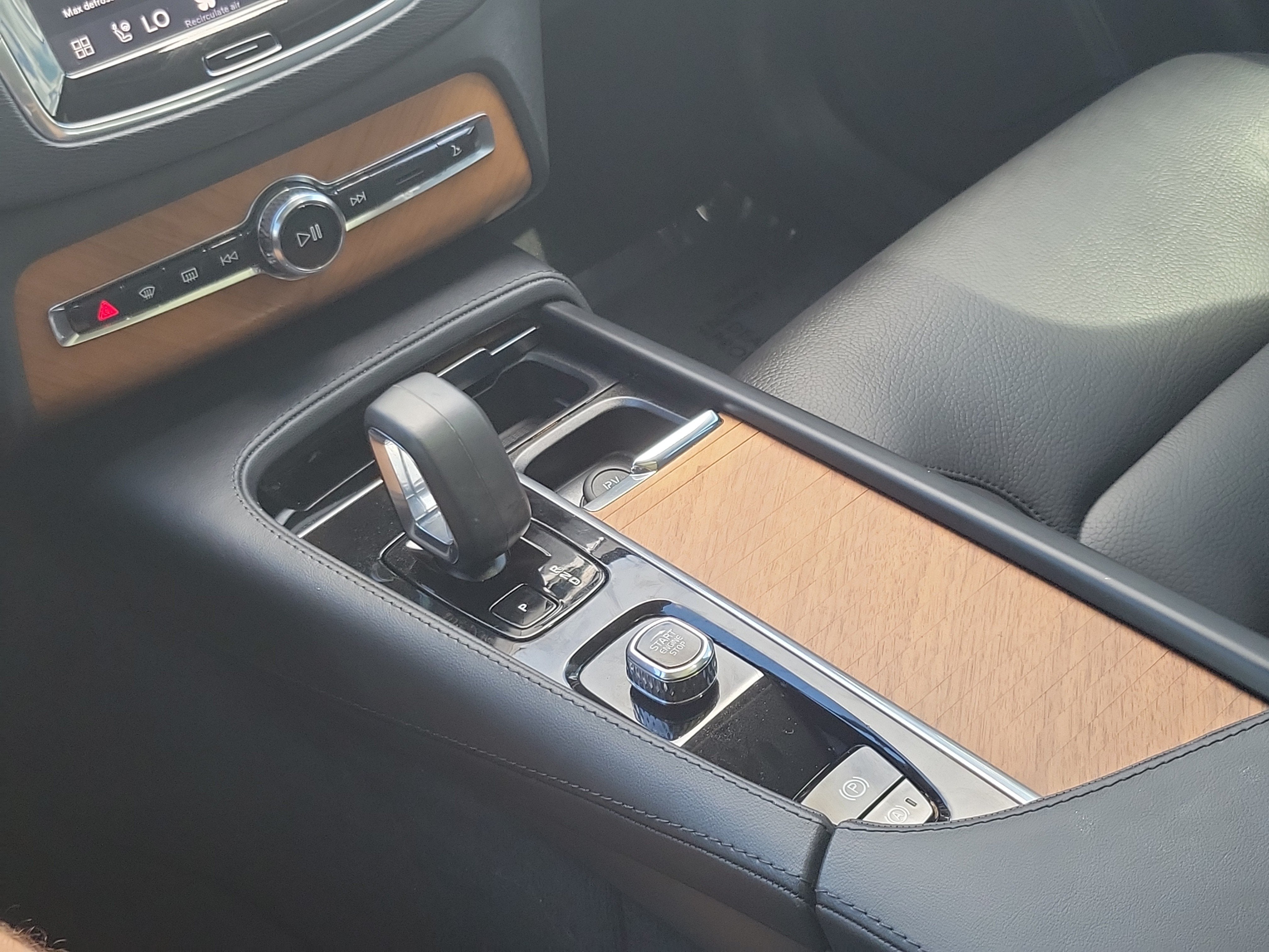 2024 Volvo XC90 Plus Bright Theme