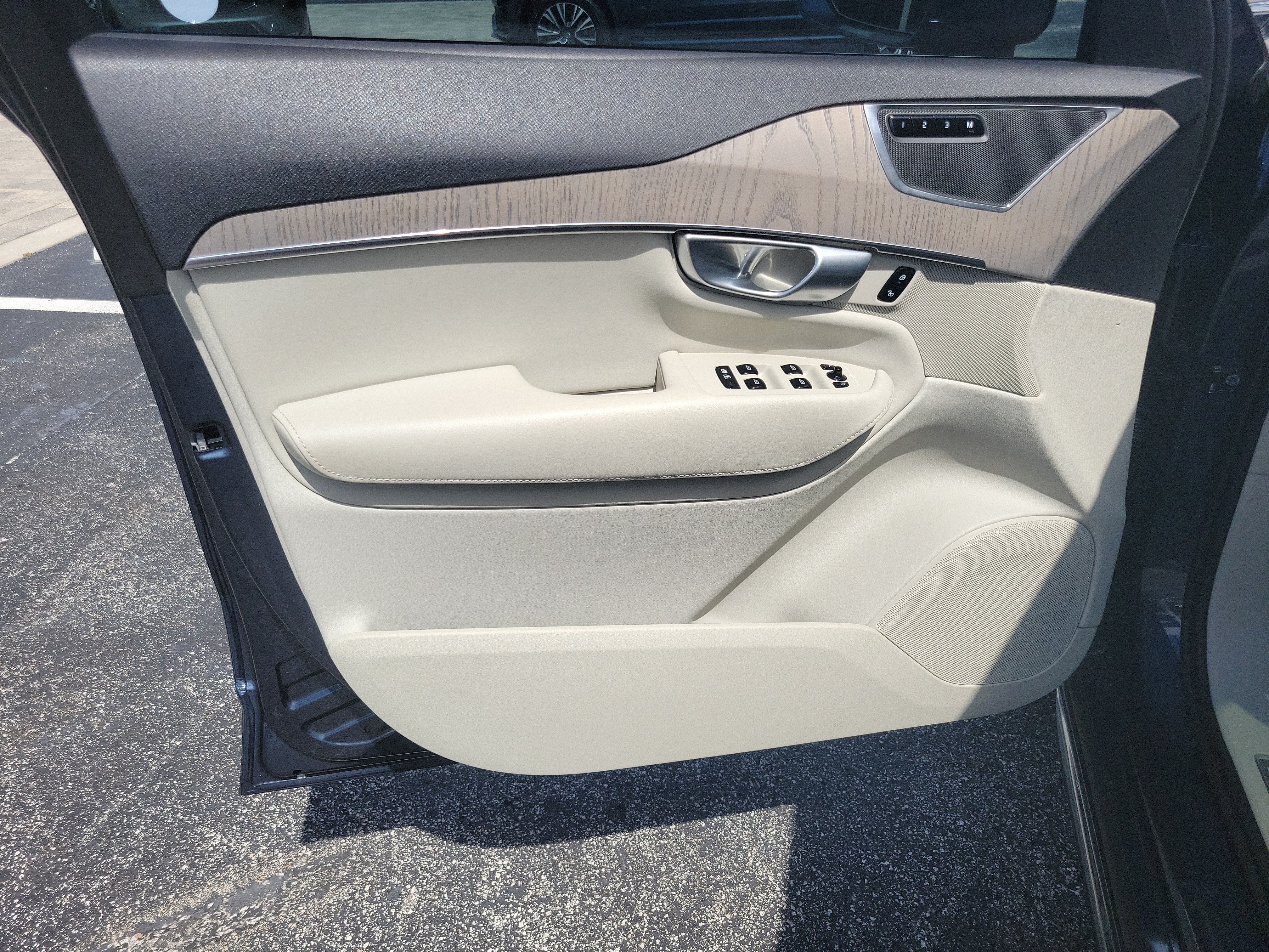 2024 Volvo XC90 Plus Bright Theme