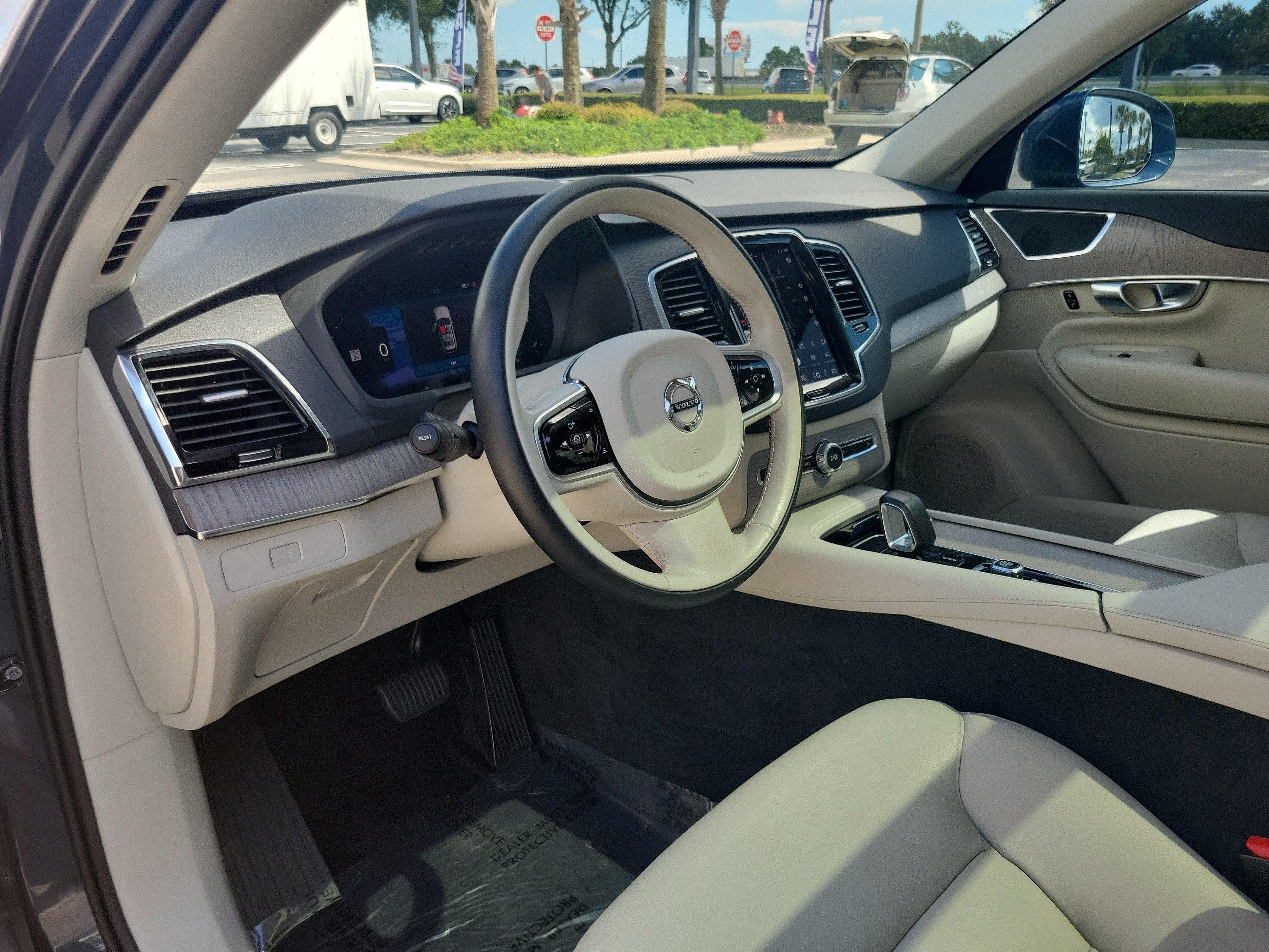 2024 Volvo XC90 Plus Bright Theme