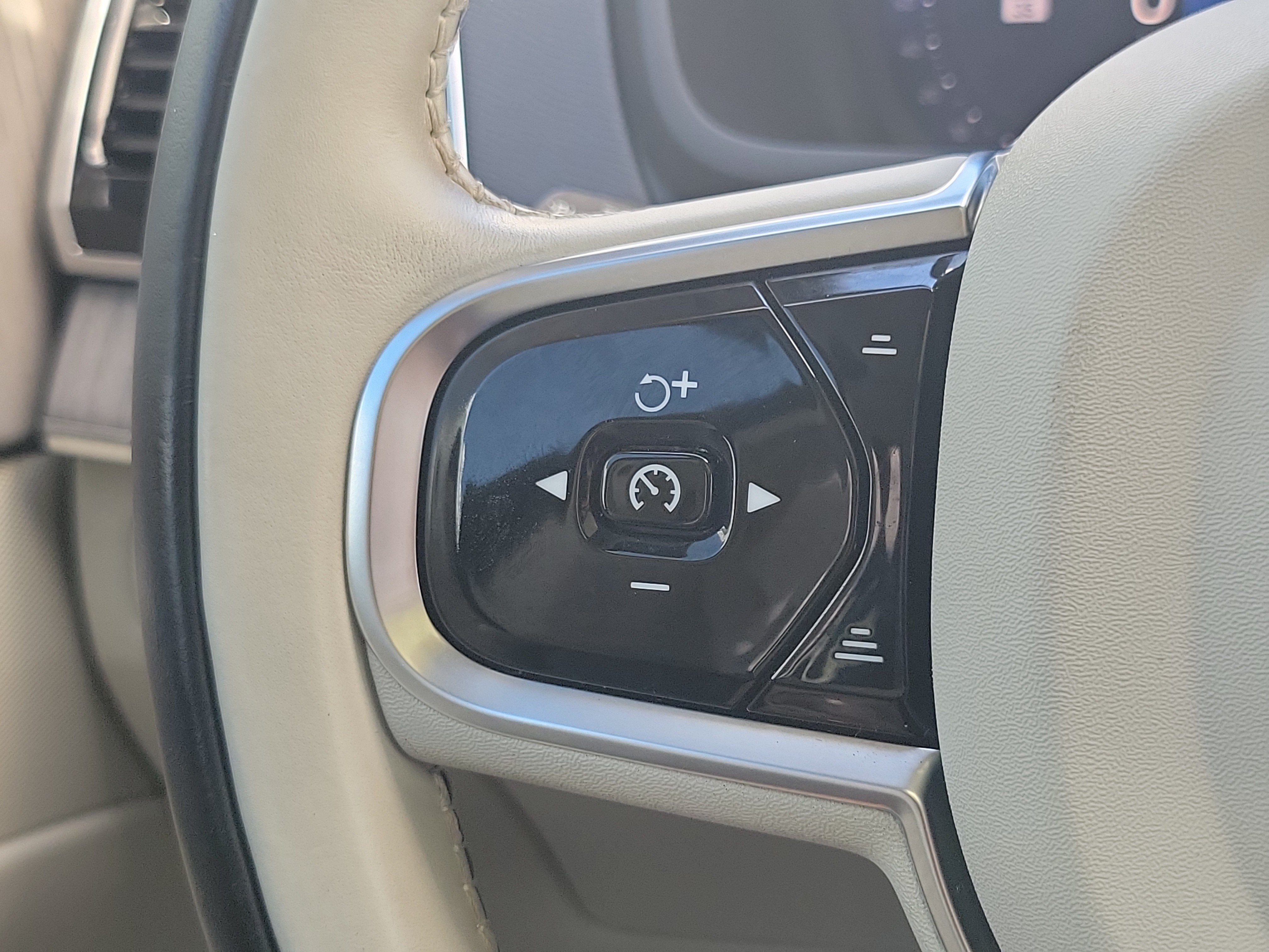 2024 Volvo XC90 Plus Bright Theme