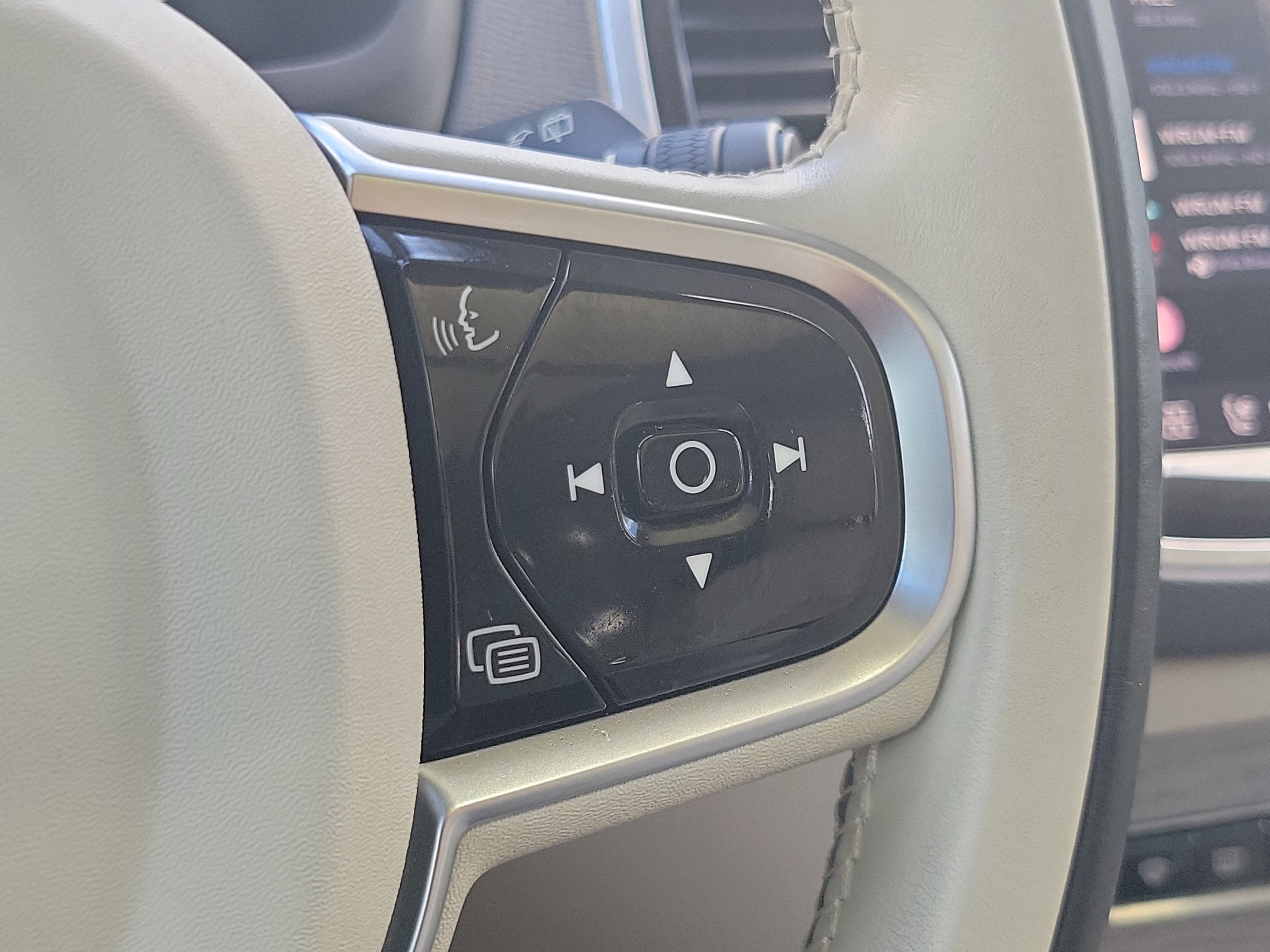 2024 Volvo XC90 Plus Bright Theme