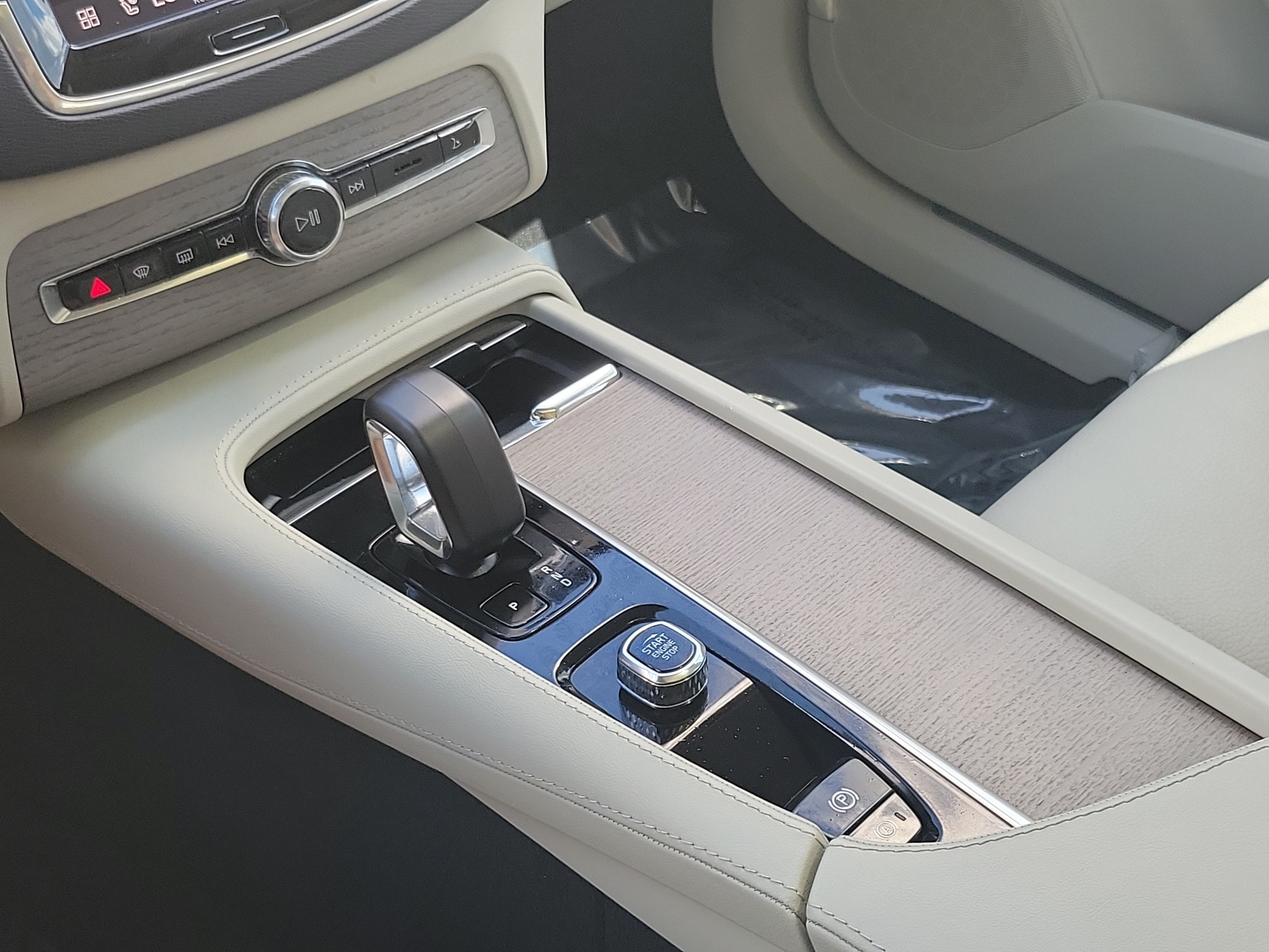 2024 Volvo XC90 Plus Bright Theme