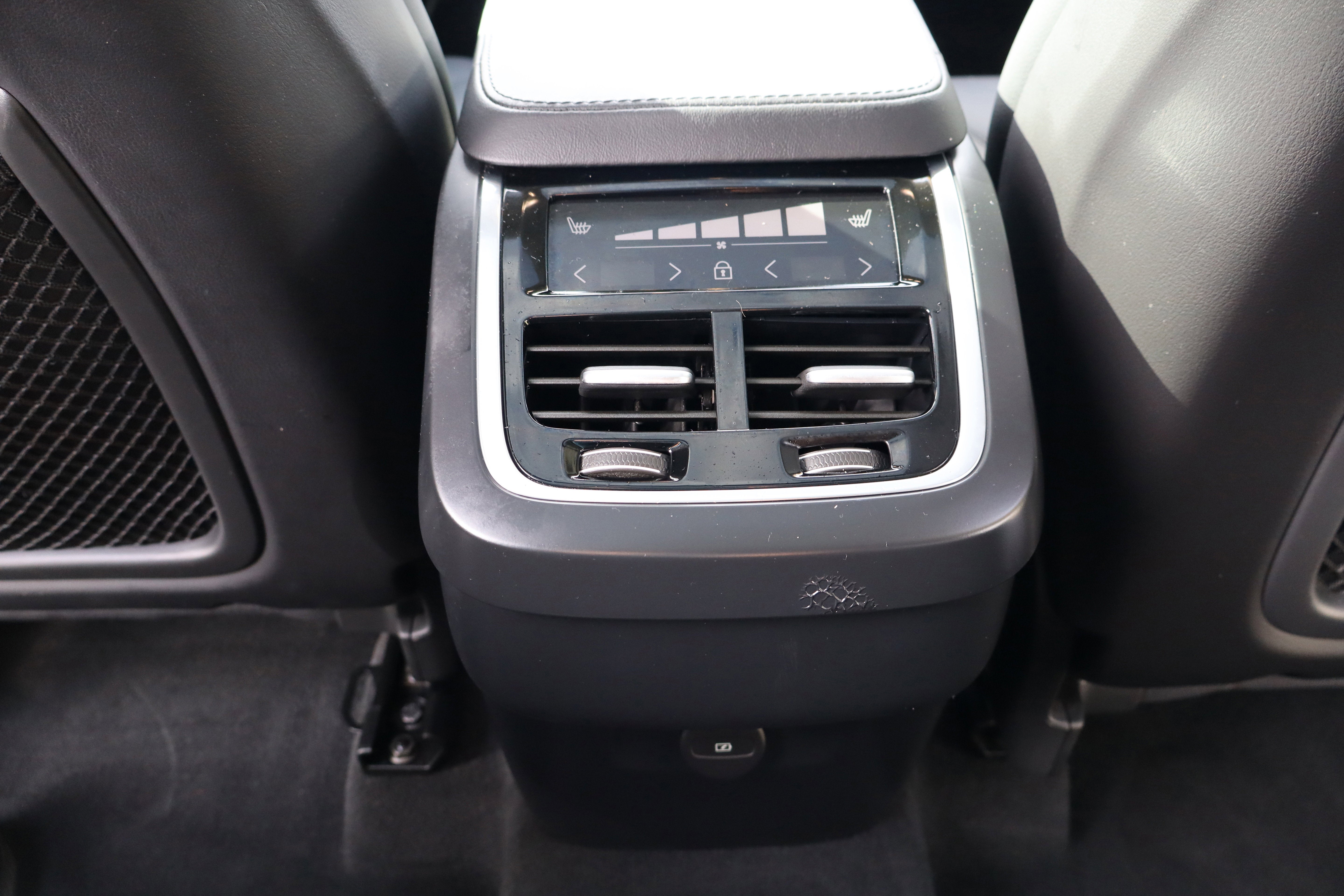 2024 Volvo XC90 Core Bright Theme