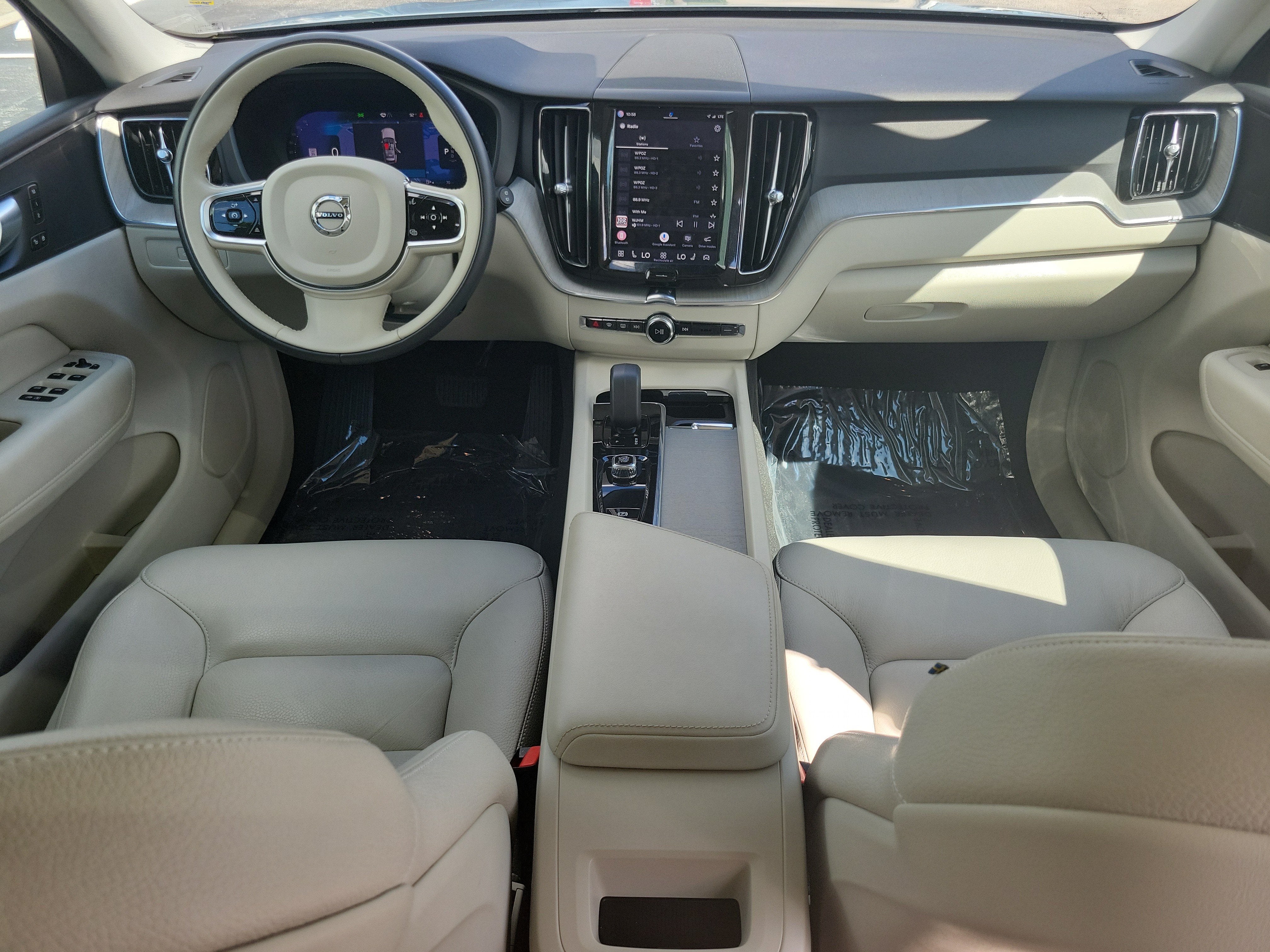 2024 Volvo XC60 Plus Dark Theme