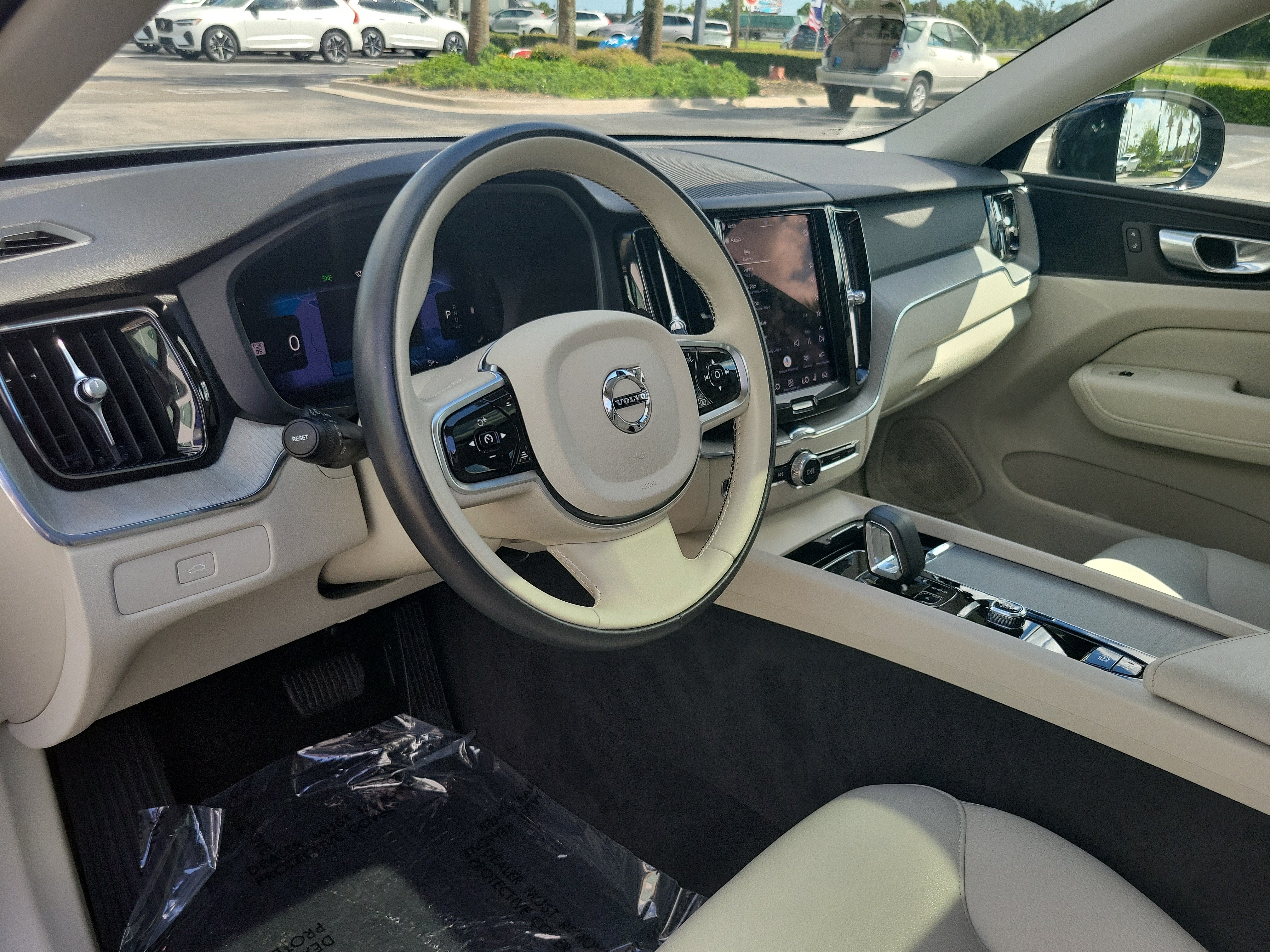 2024 Volvo XC60 Plus Dark Theme