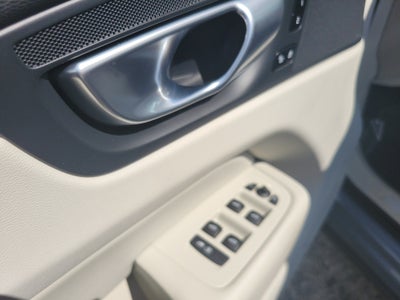 2024 Volvo XC60 Plus Dark Theme