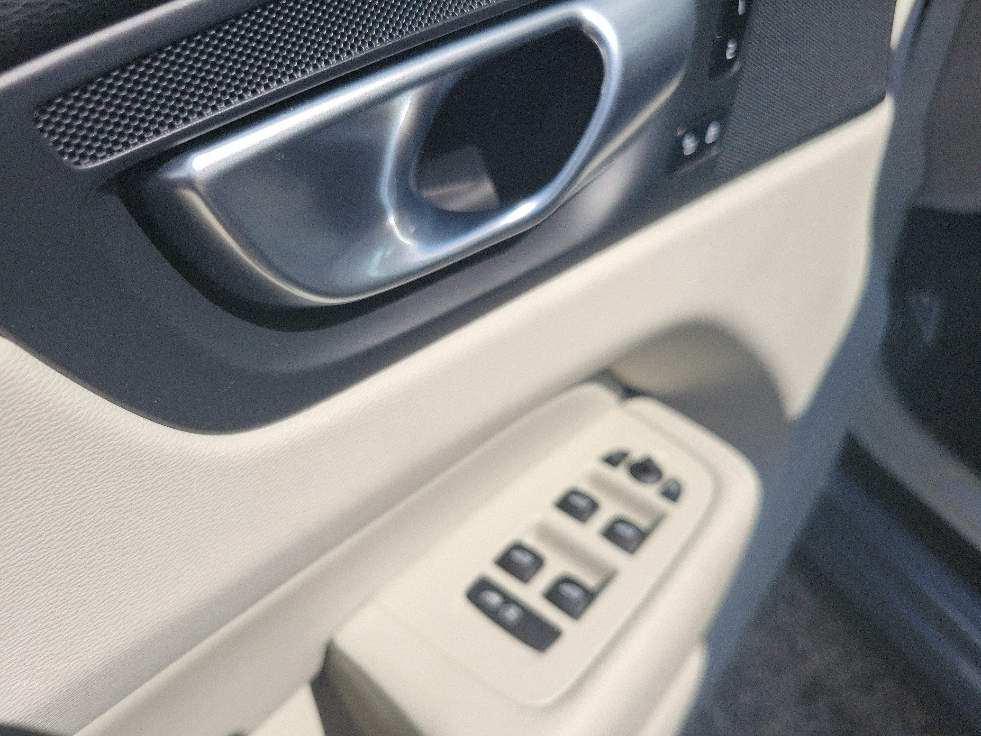 2024 Volvo XC60 Plus Dark Theme