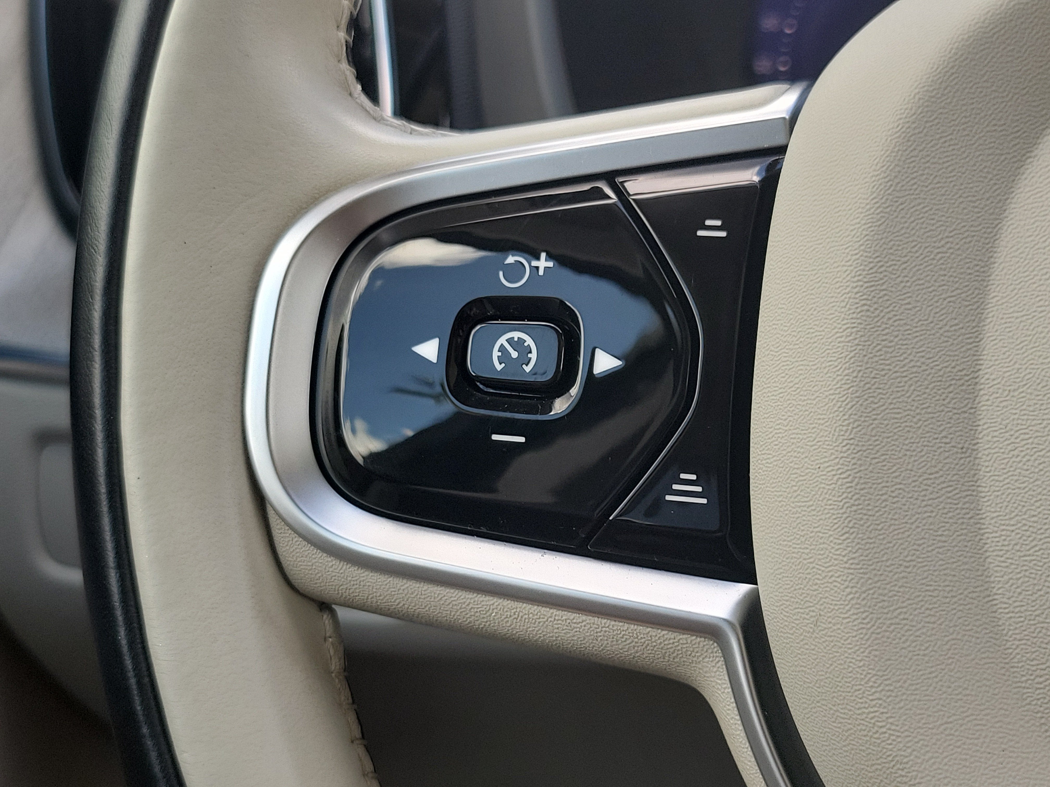 2024 Volvo XC60 Plus Dark Theme