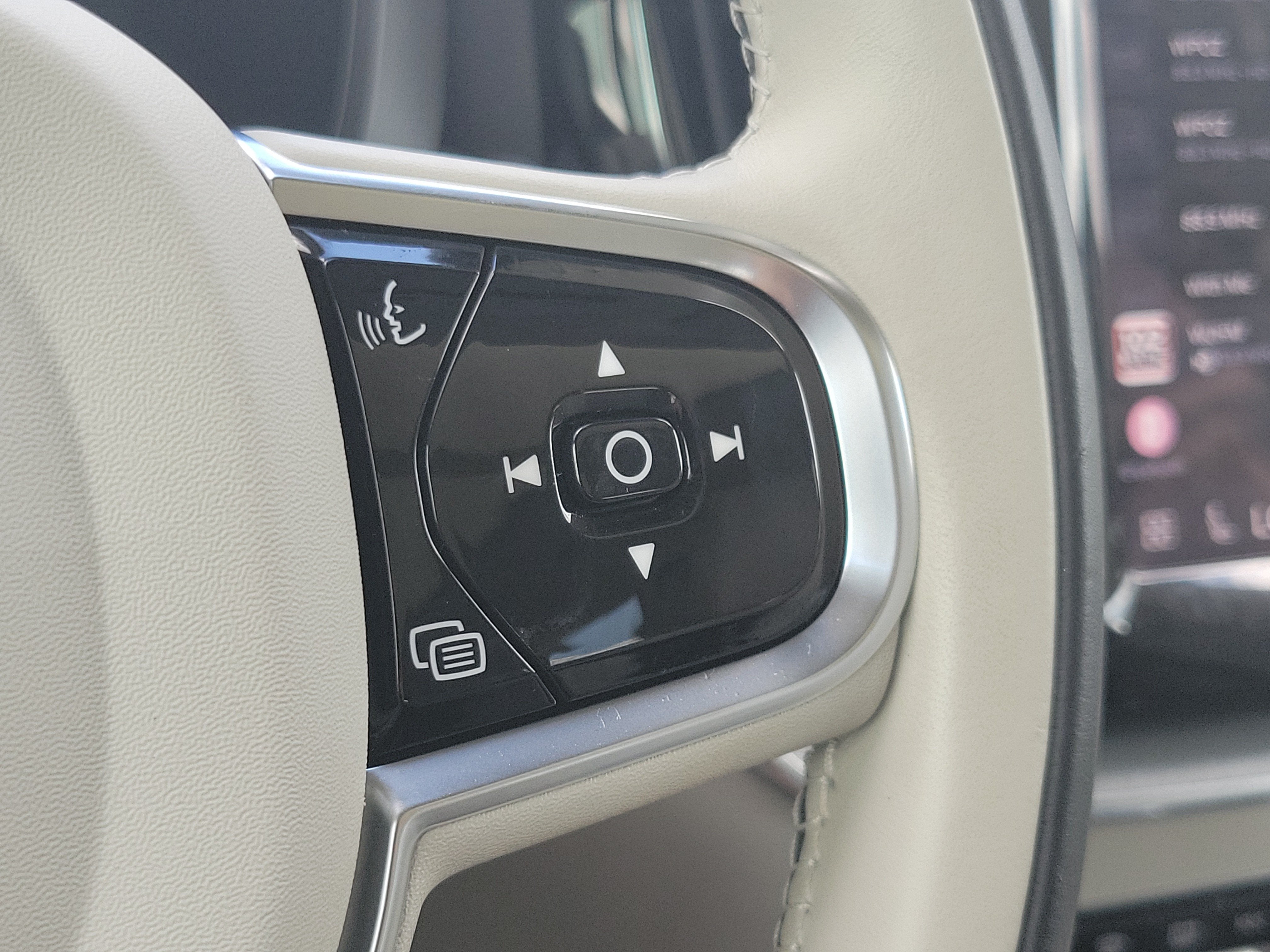2024 Volvo XC60 Plus Dark Theme