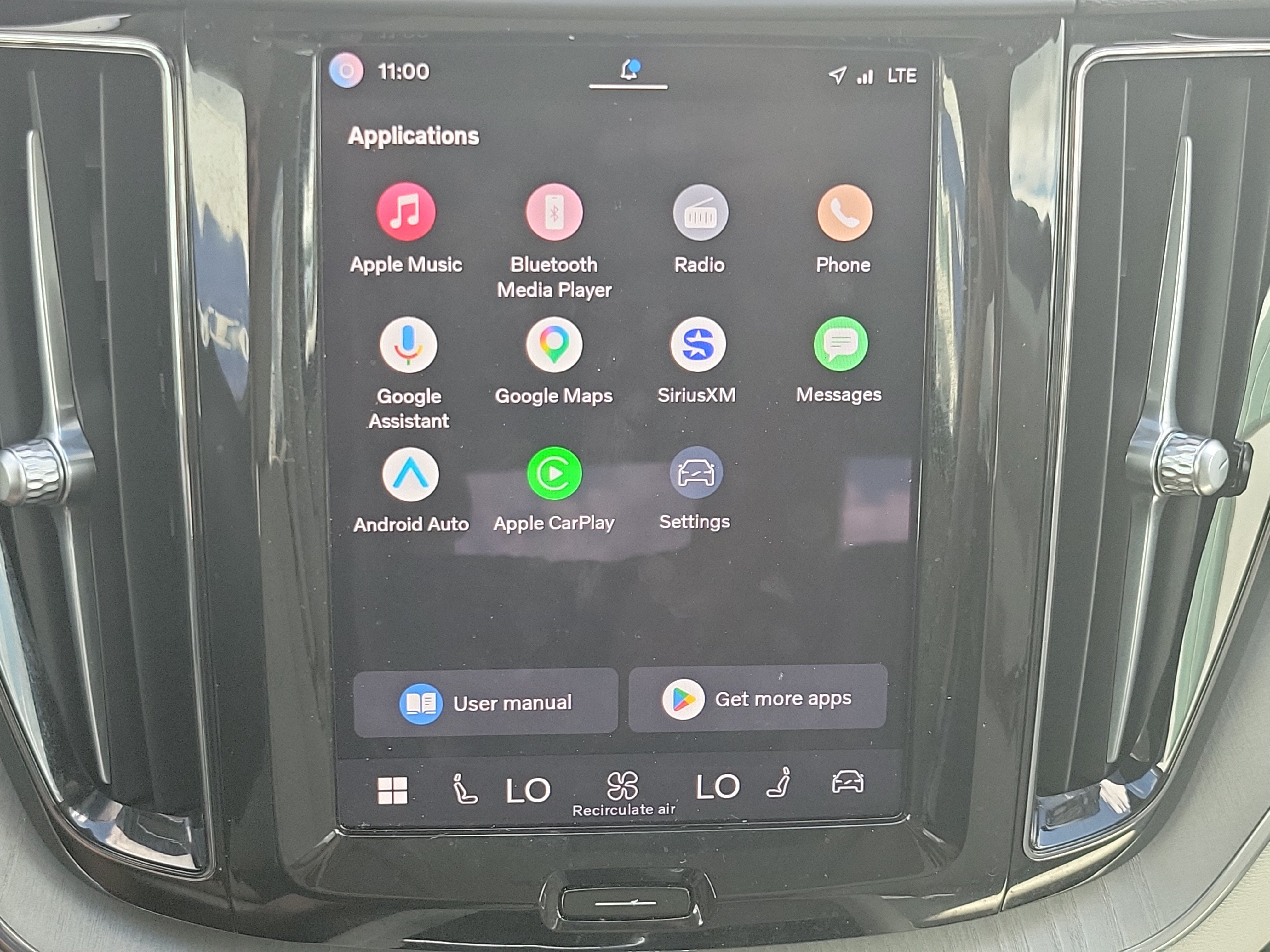 2024 Volvo XC60 Plus Dark Theme