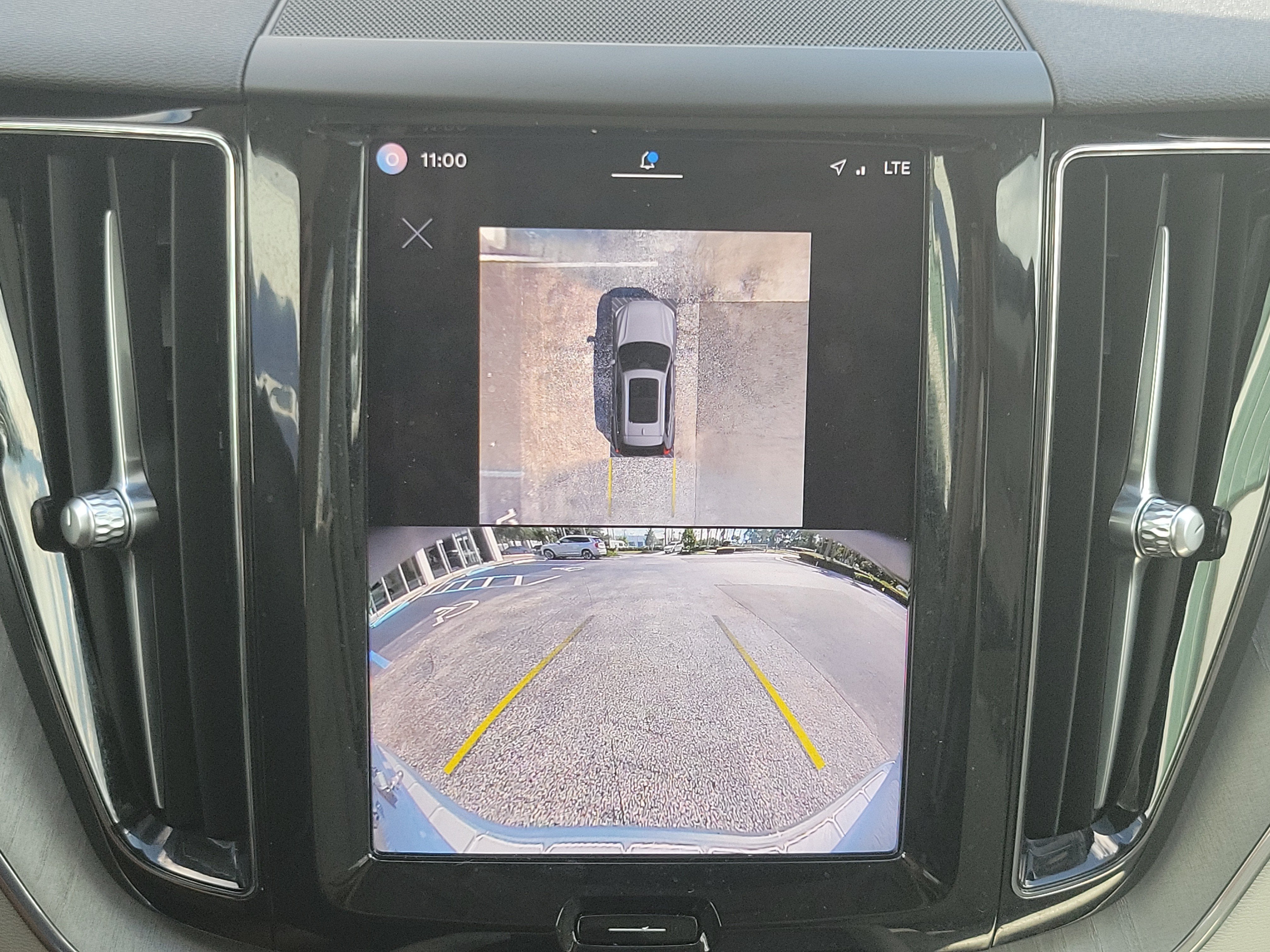 2024 Volvo XC60 Plus Dark Theme