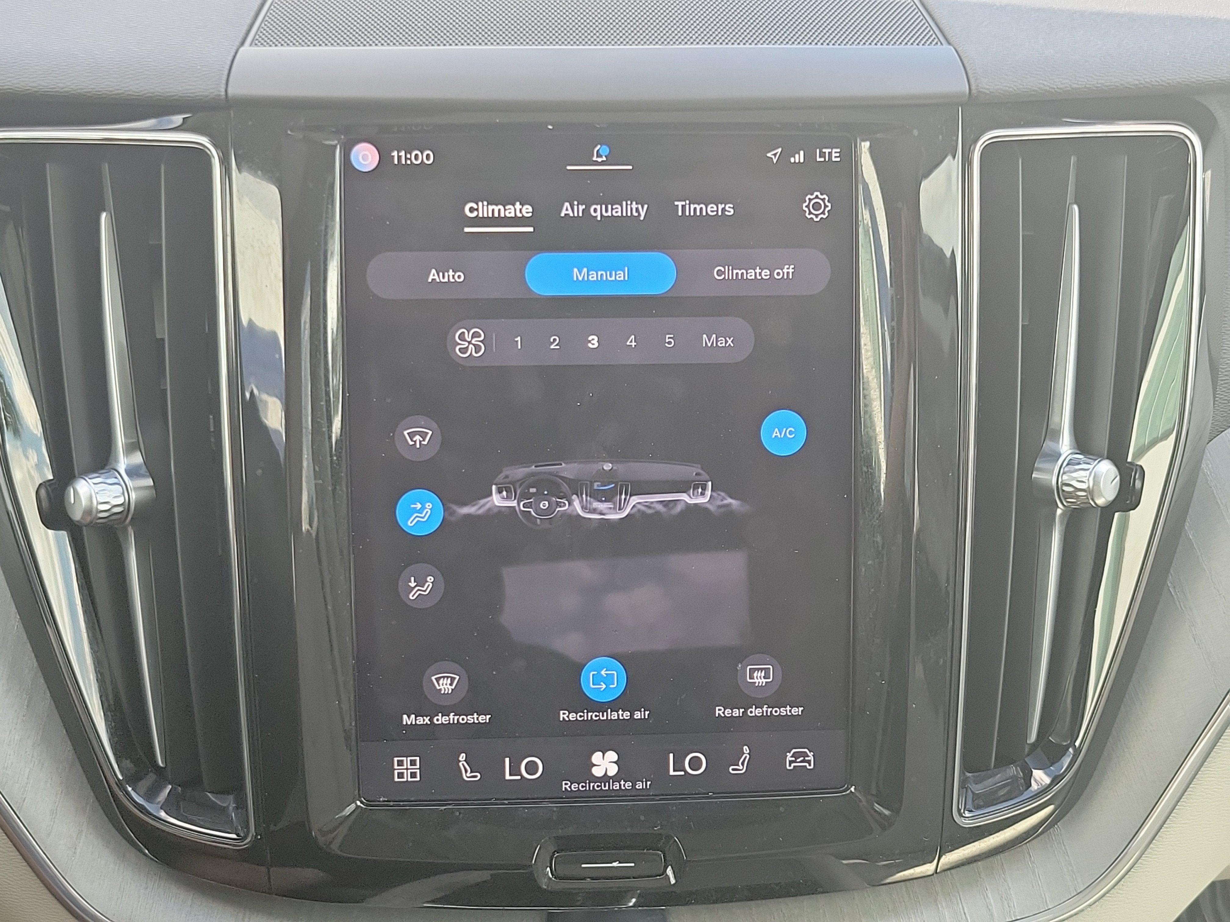 2024 Volvo XC60 Plus Dark Theme