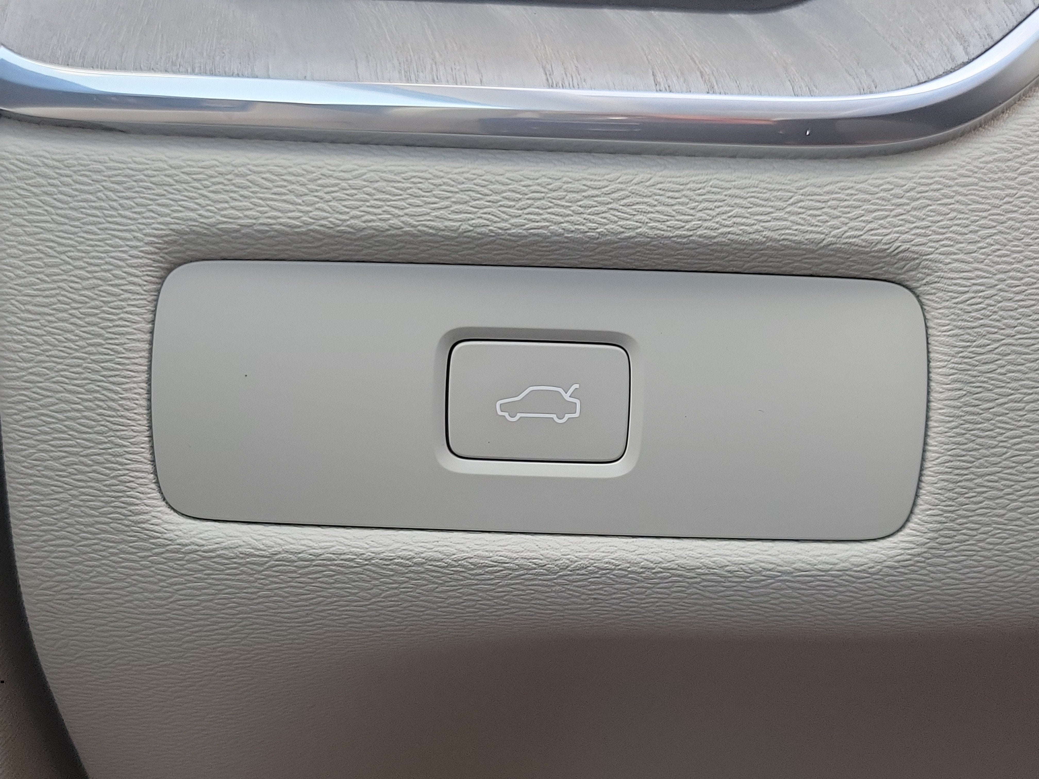 2024 Volvo XC60 Plus Dark Theme