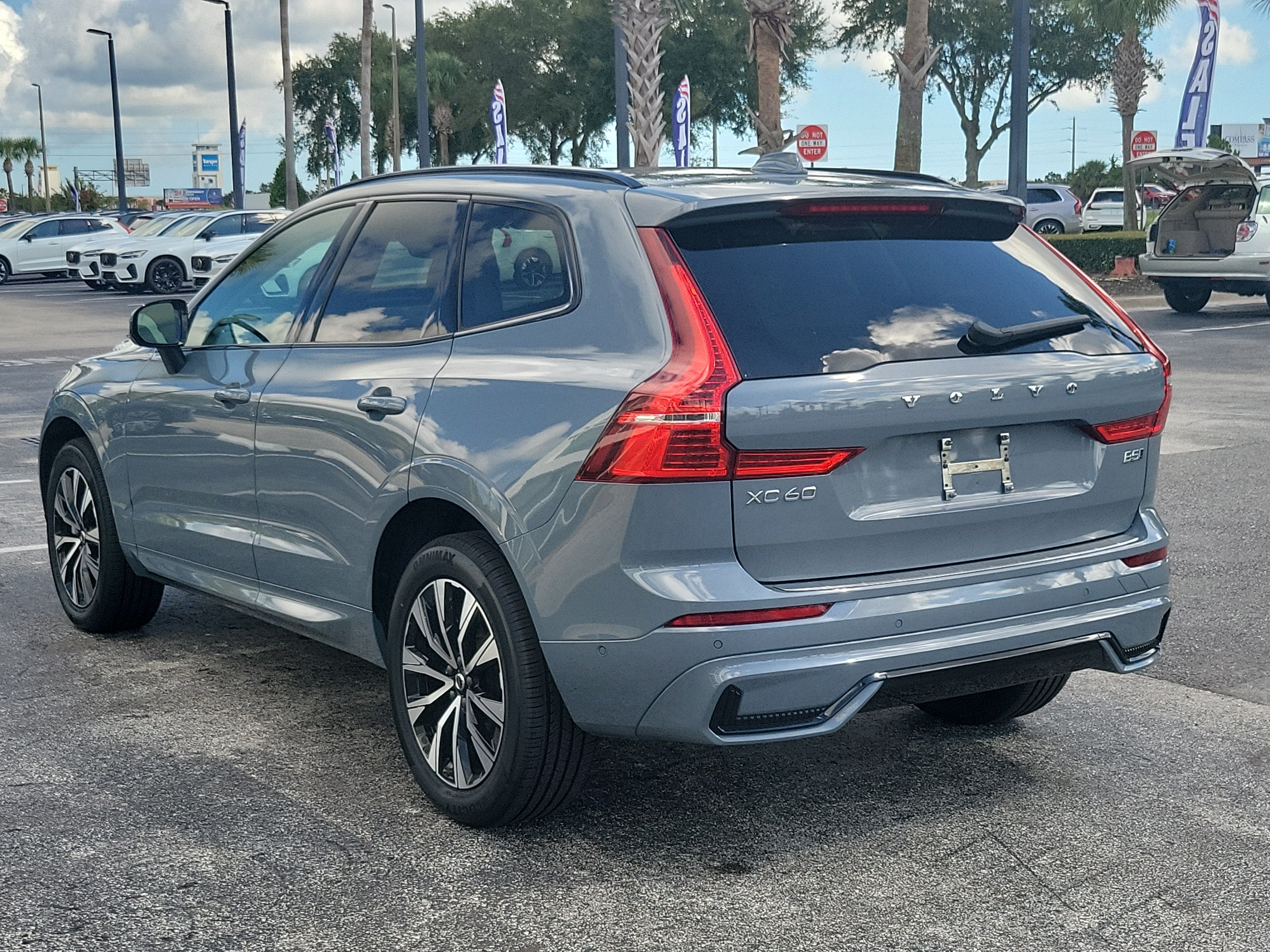 2024 Volvo XC60 Plus Dark Theme