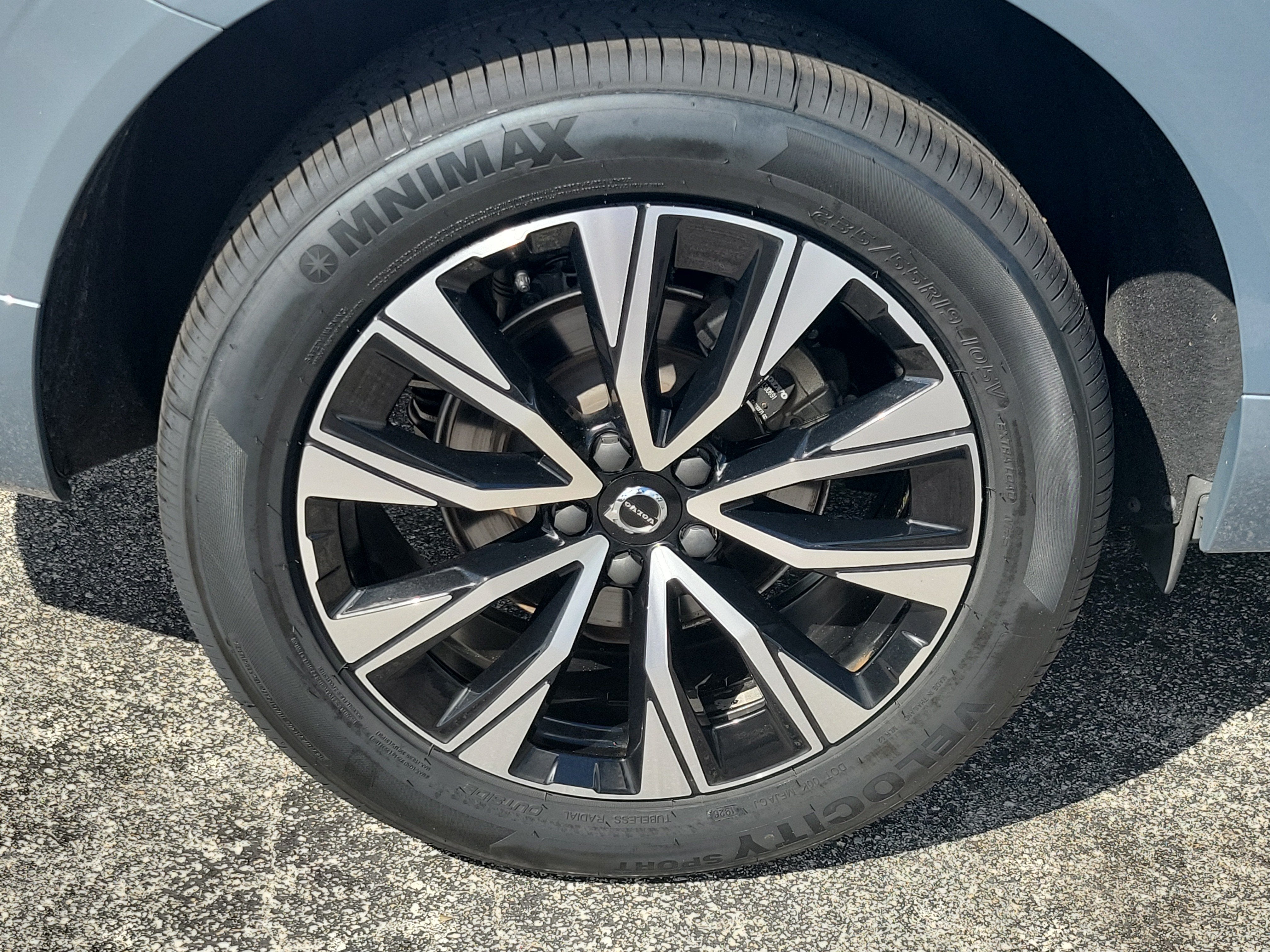 2024 Volvo XC60 Plus Dark Theme