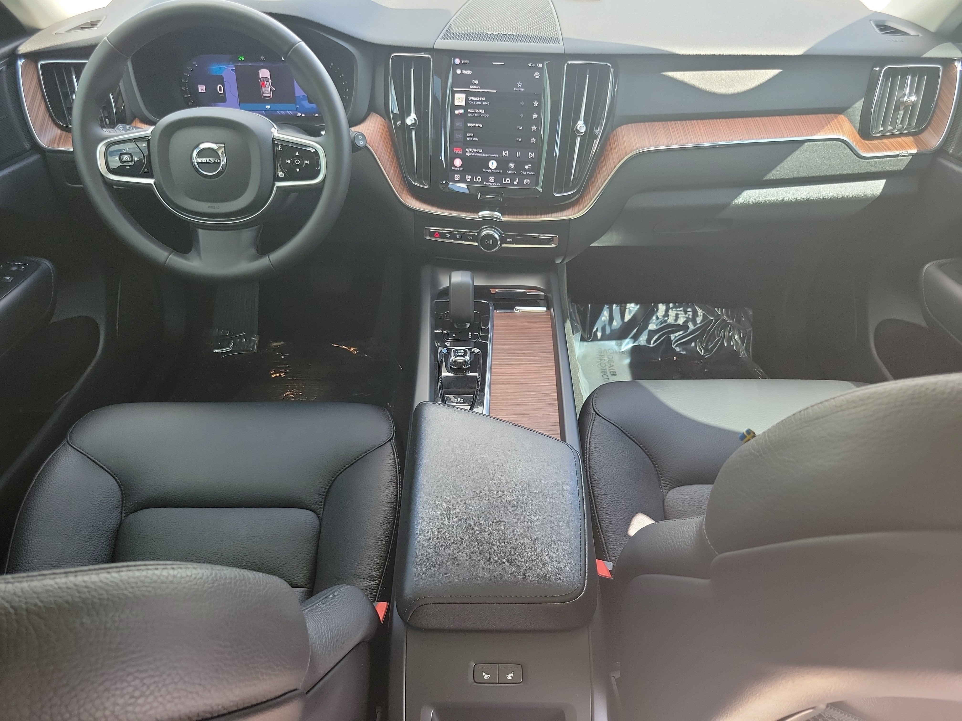 2024 Volvo XC60 Plus Dark Theme