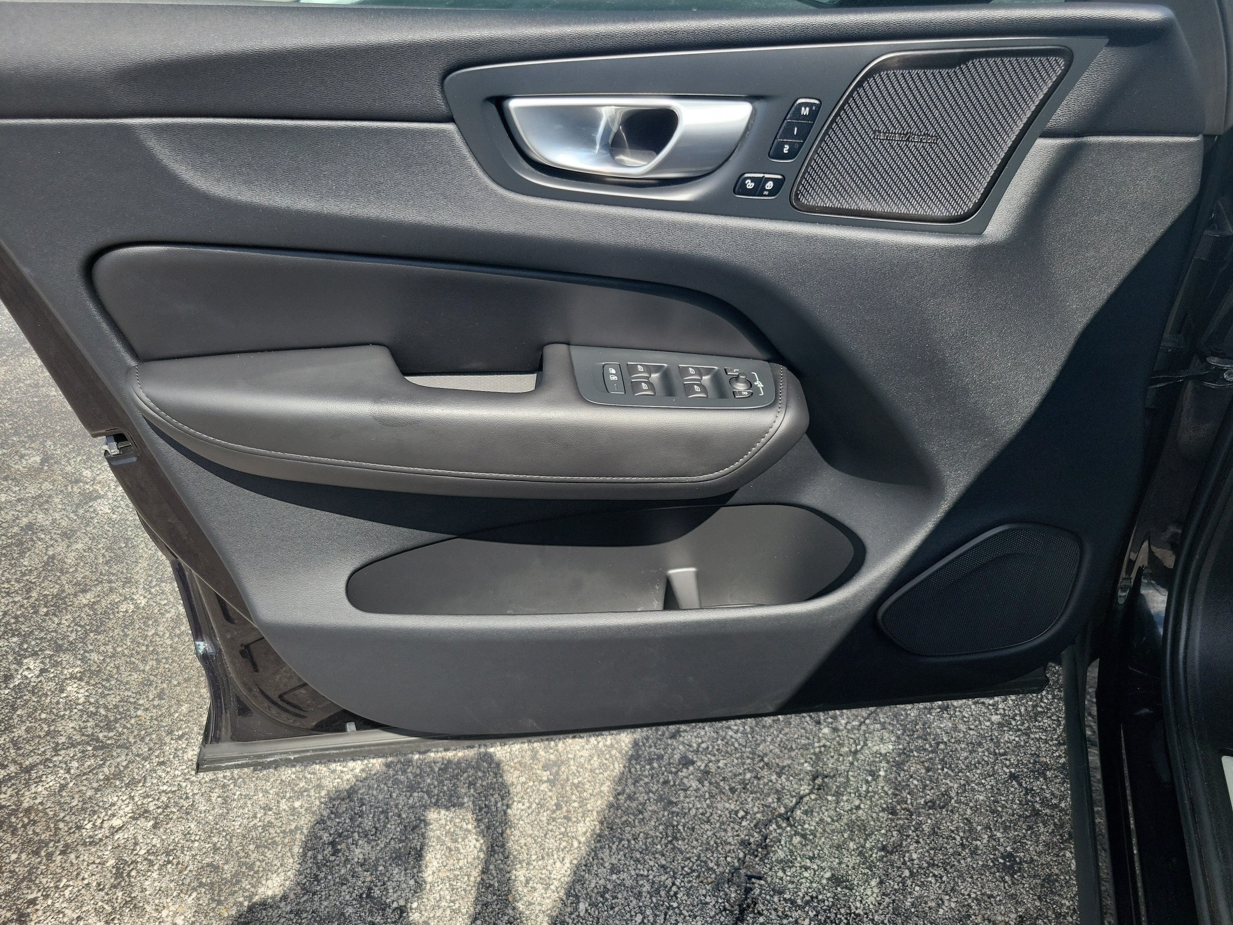 2024 Volvo XC60 Plus Dark Theme