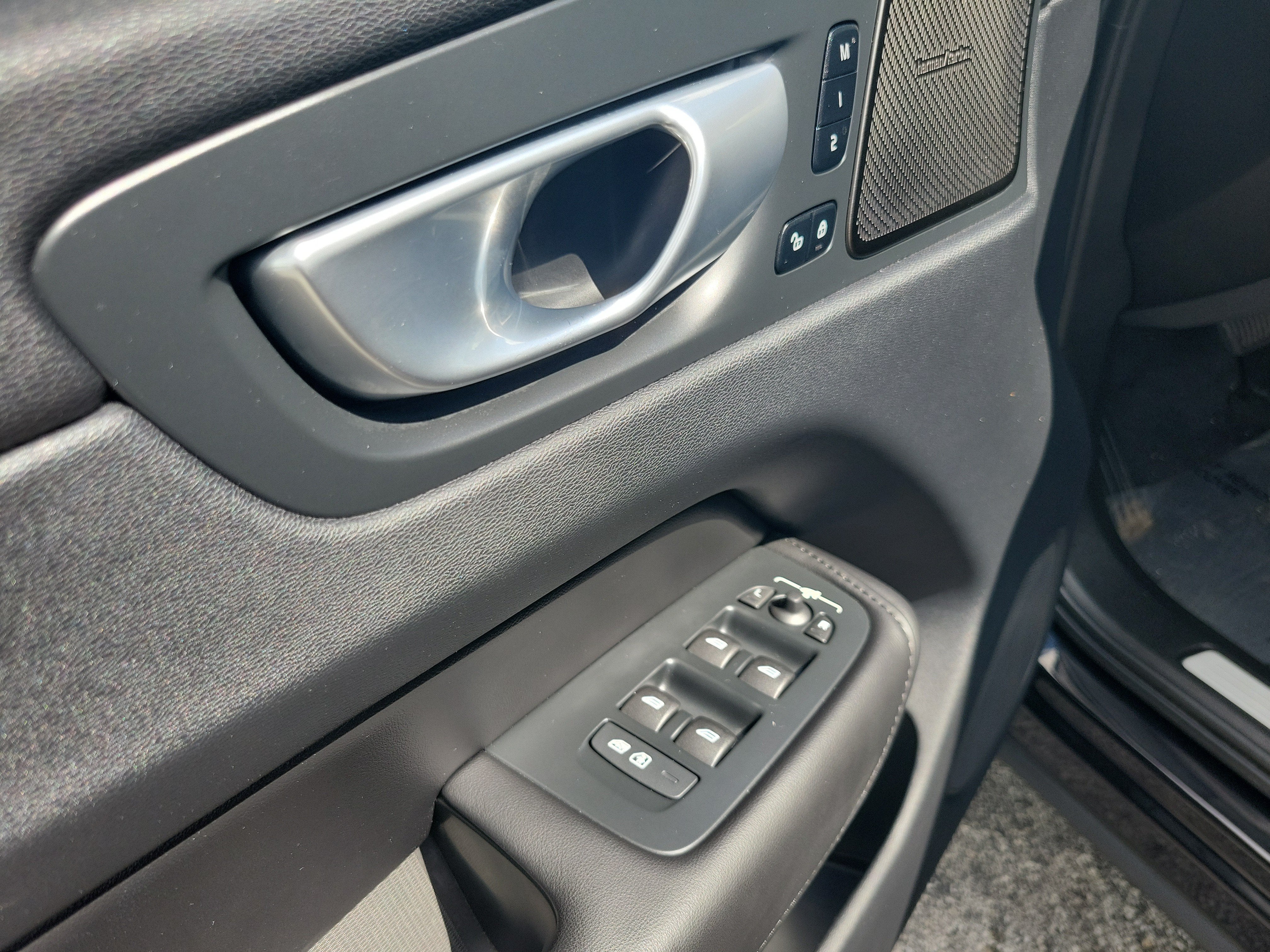 2024 Volvo XC60 Plus Dark Theme
