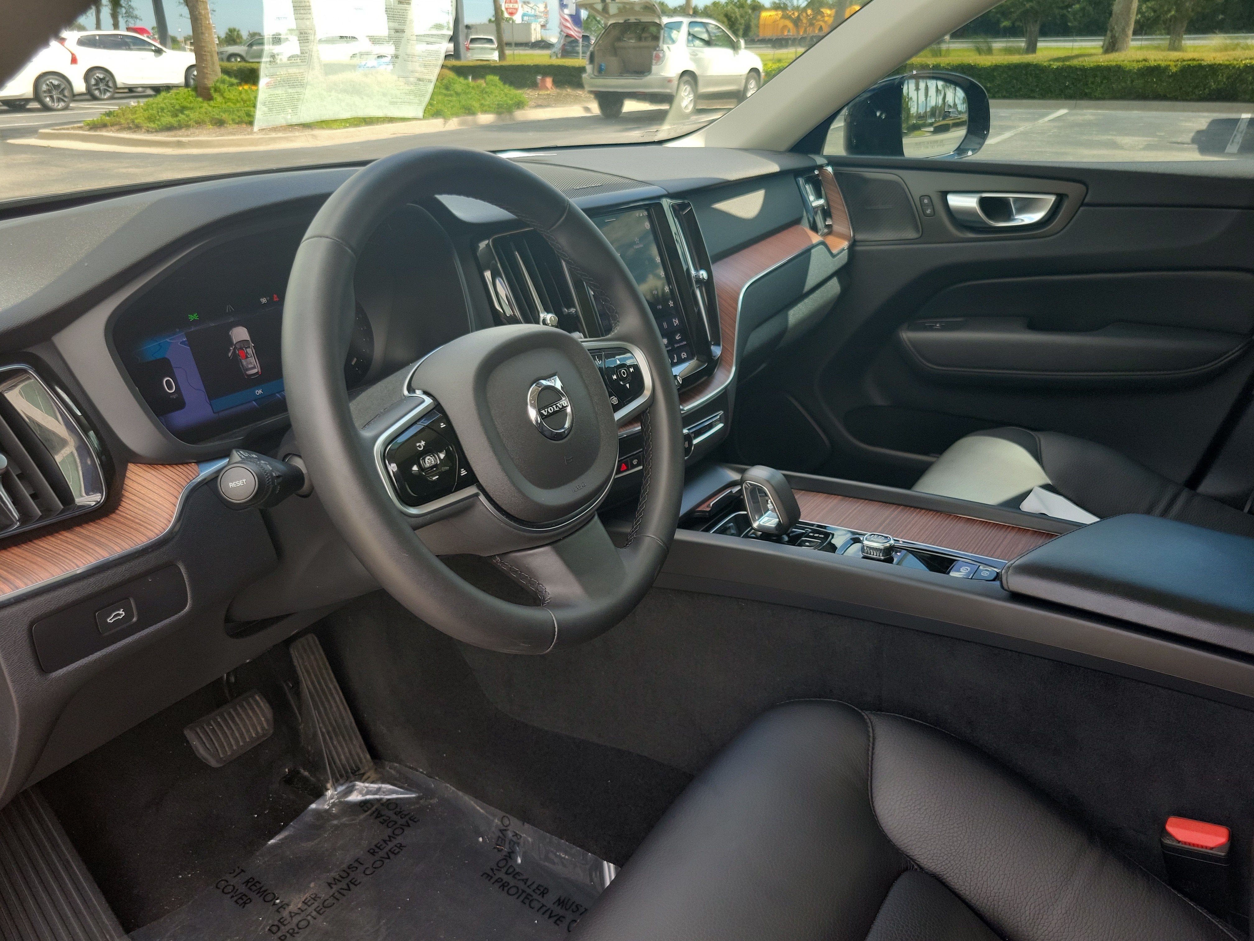 2024 Volvo XC60 Plus Dark Theme