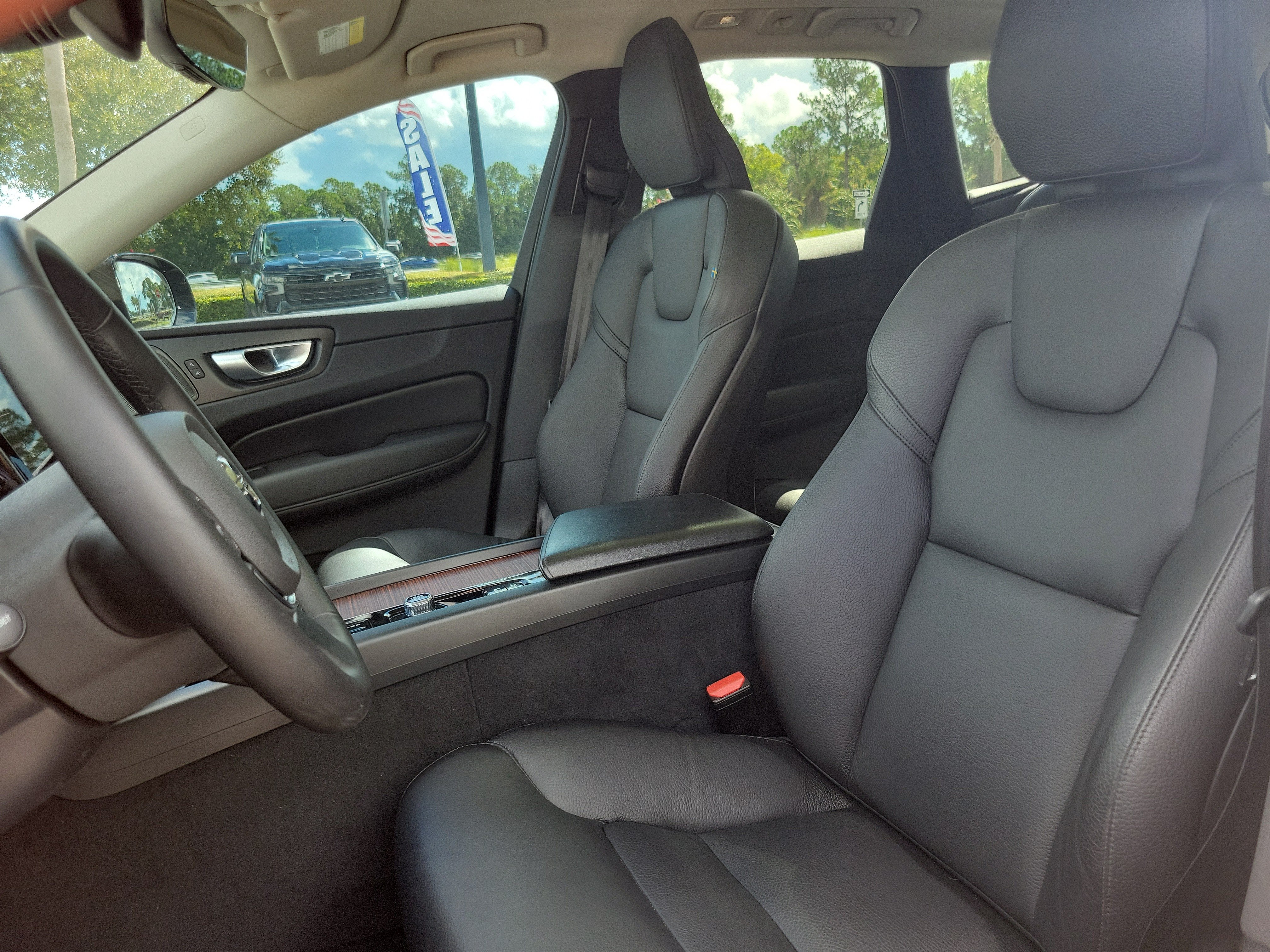2024 Volvo XC60 Plus Dark Theme