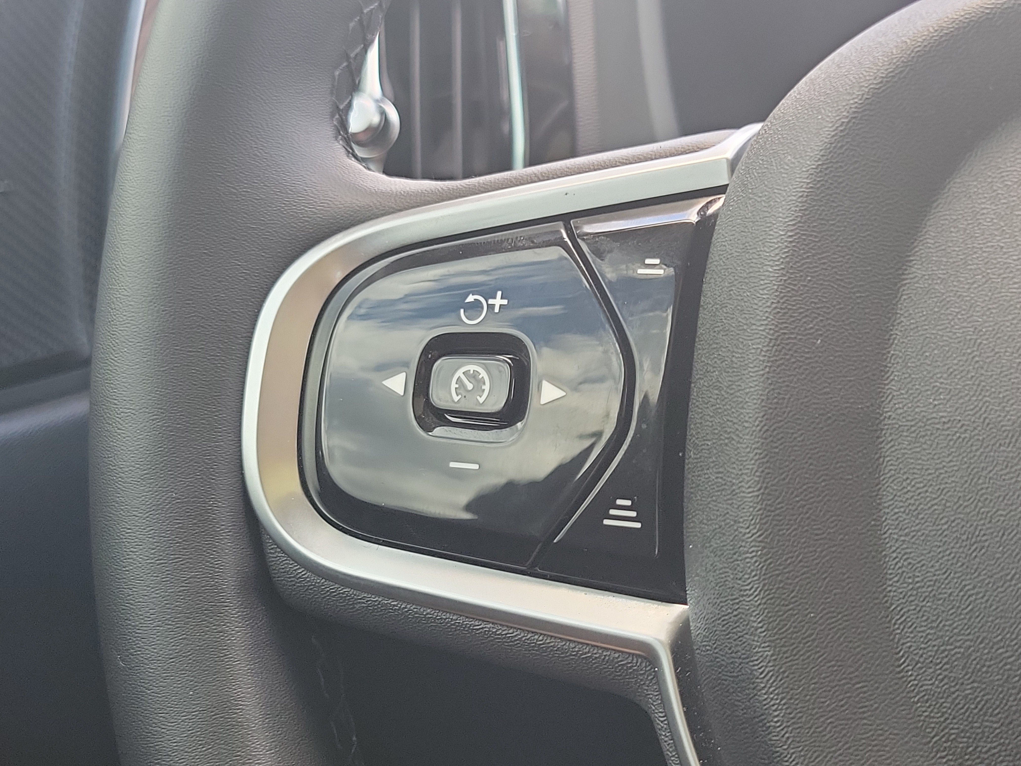 2024 Volvo XC60 Plus Dark Theme