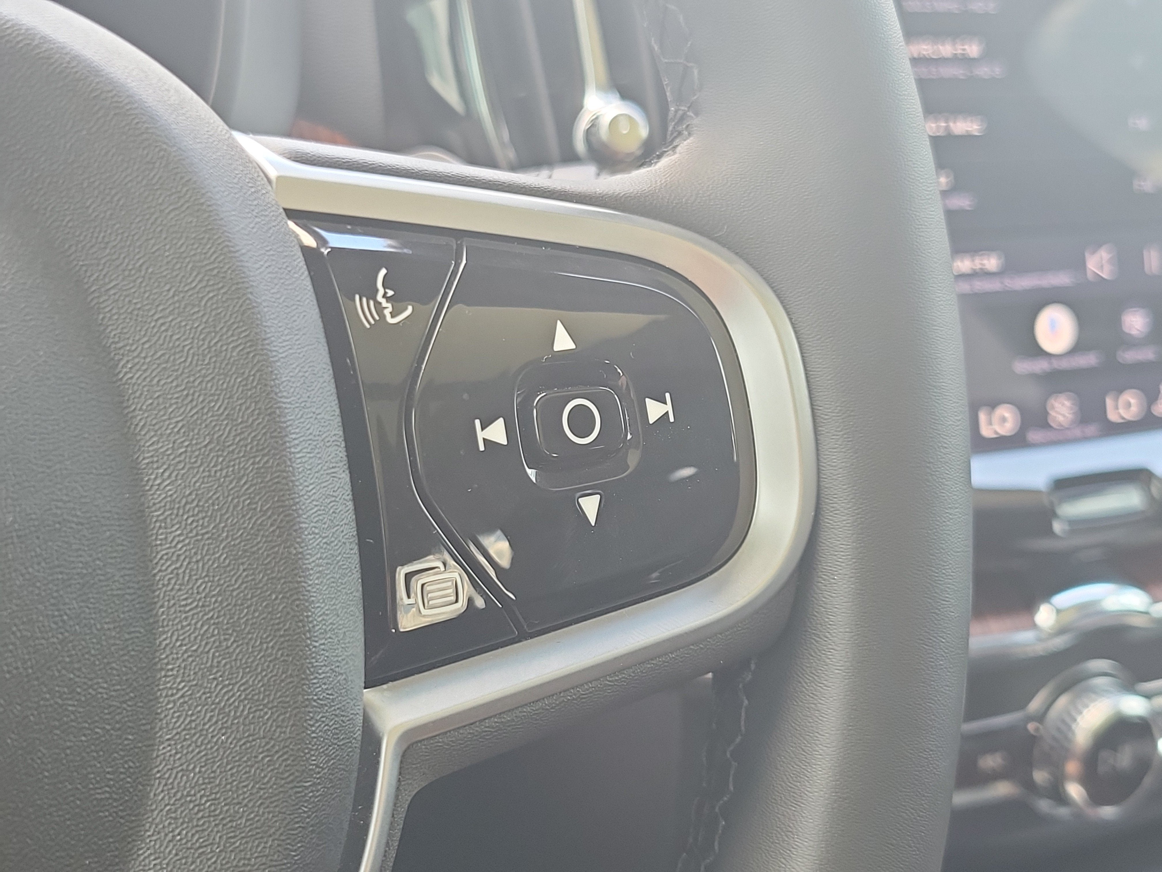 2024 Volvo XC60 Plus Dark Theme
