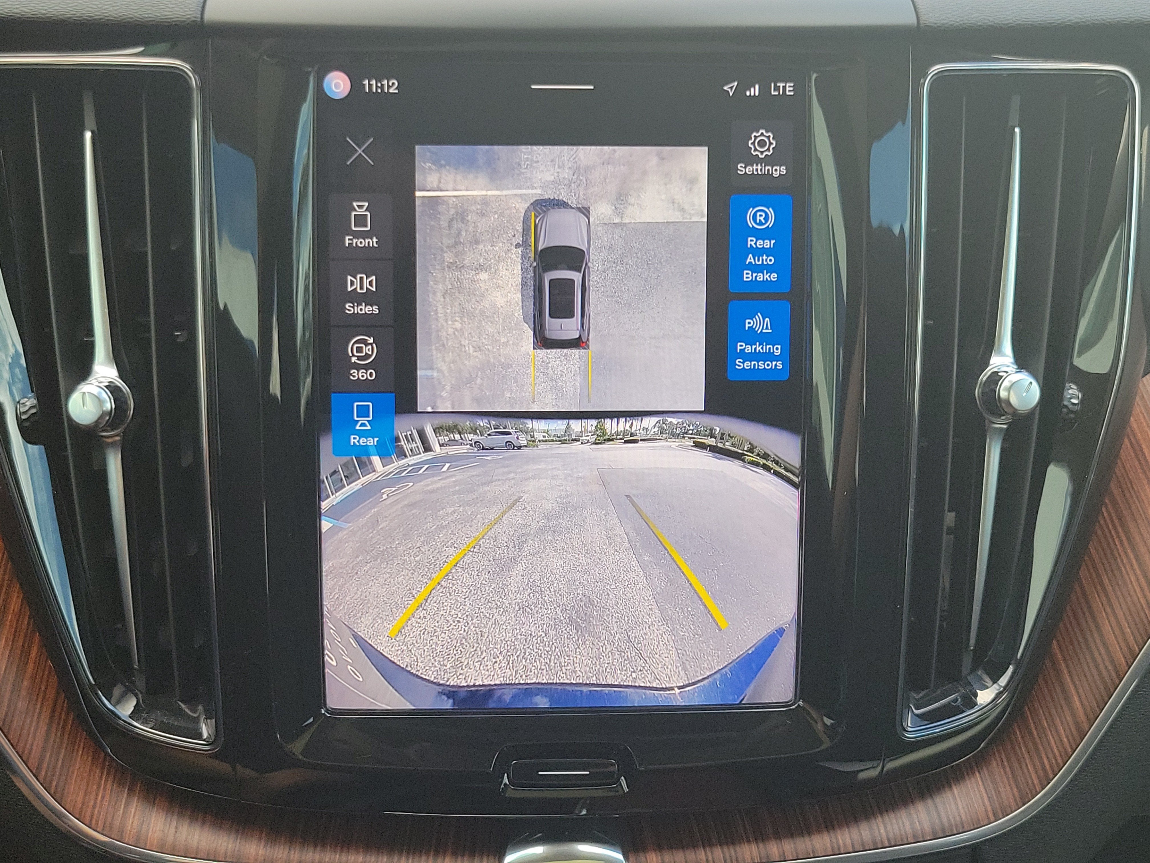 2024 Volvo XC60 Plus Dark Theme