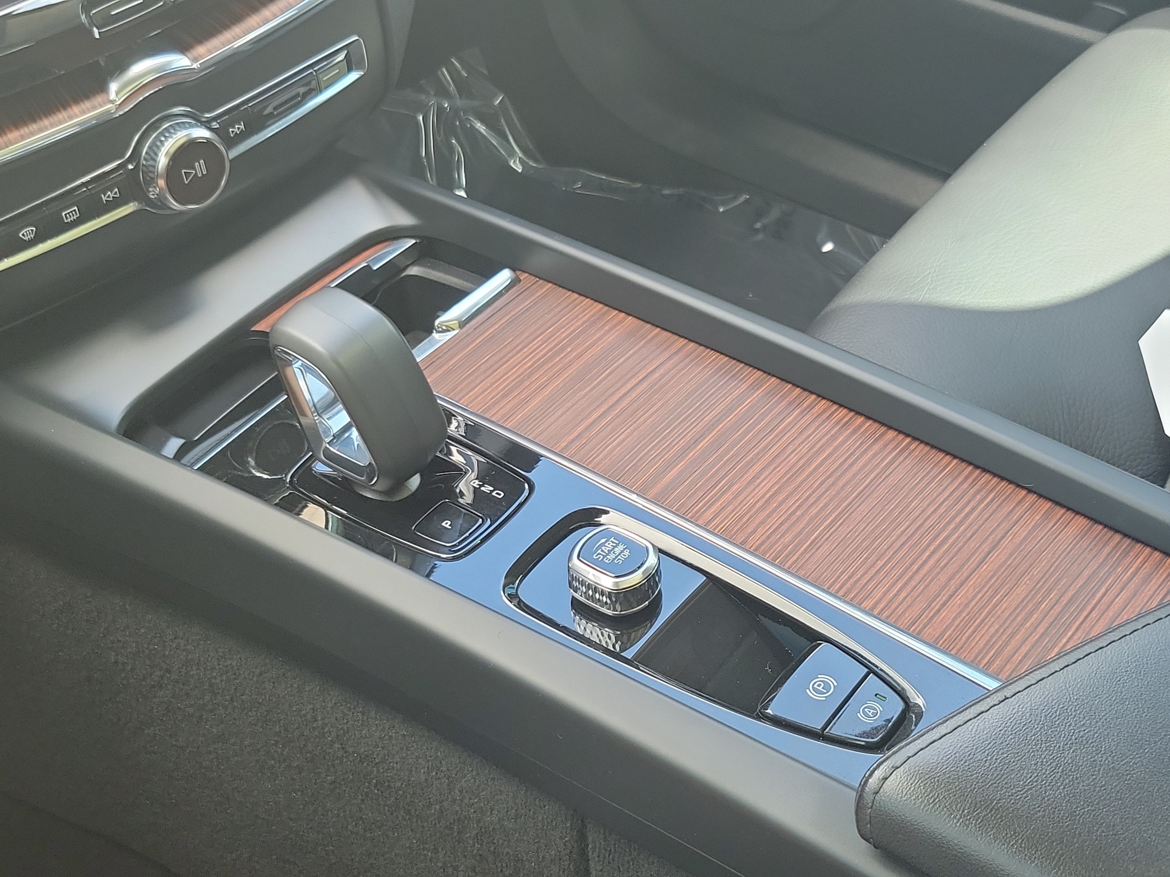2024 Volvo XC60 Plus Dark Theme