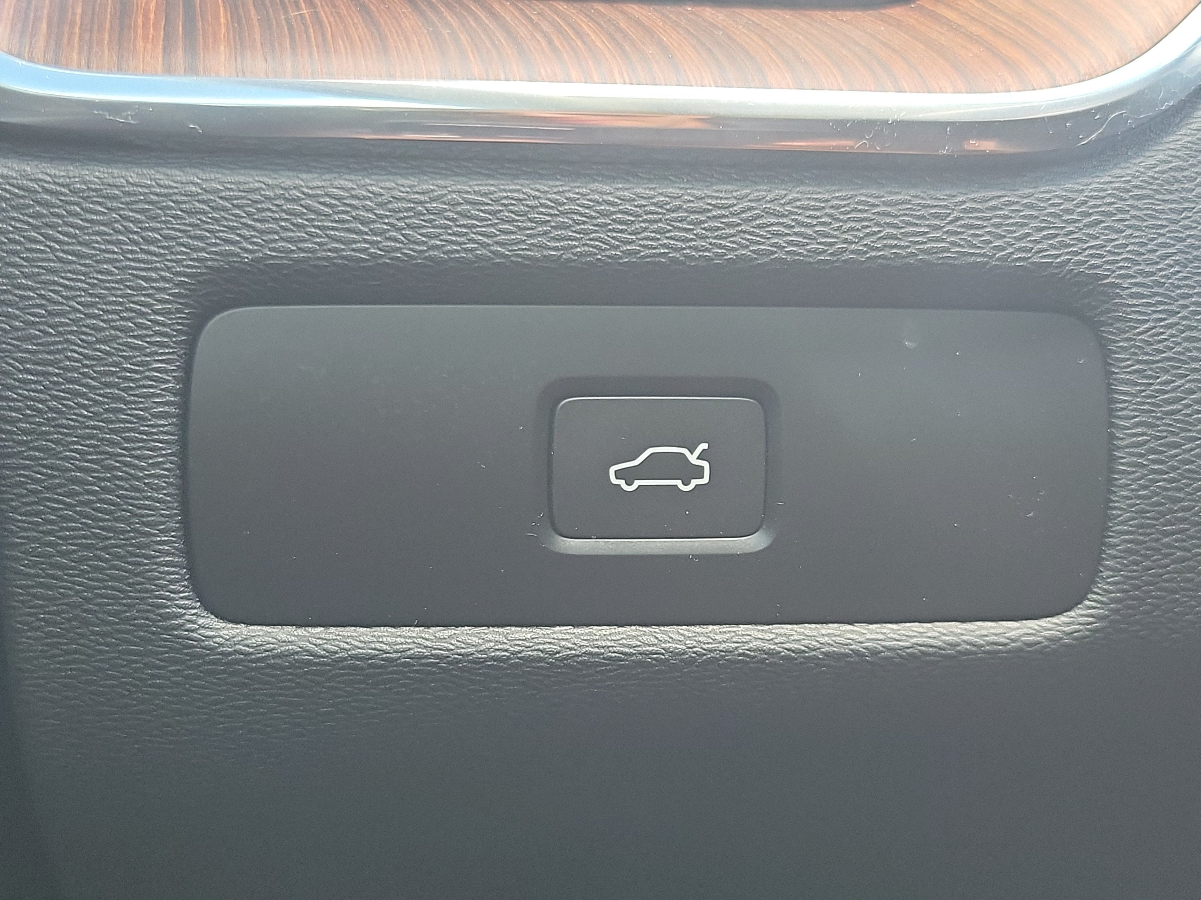 2024 Volvo XC60 Plus Dark Theme