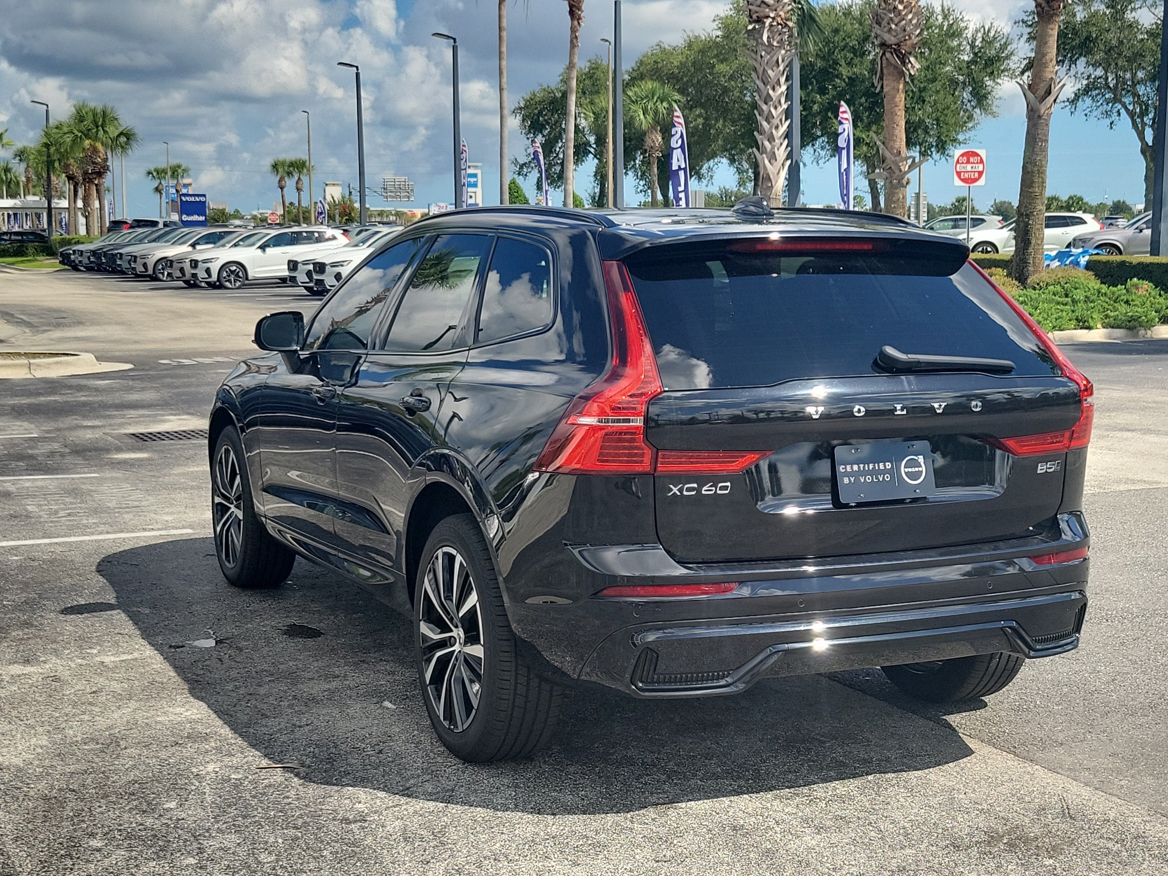 2024 Volvo XC60 Plus Dark Theme