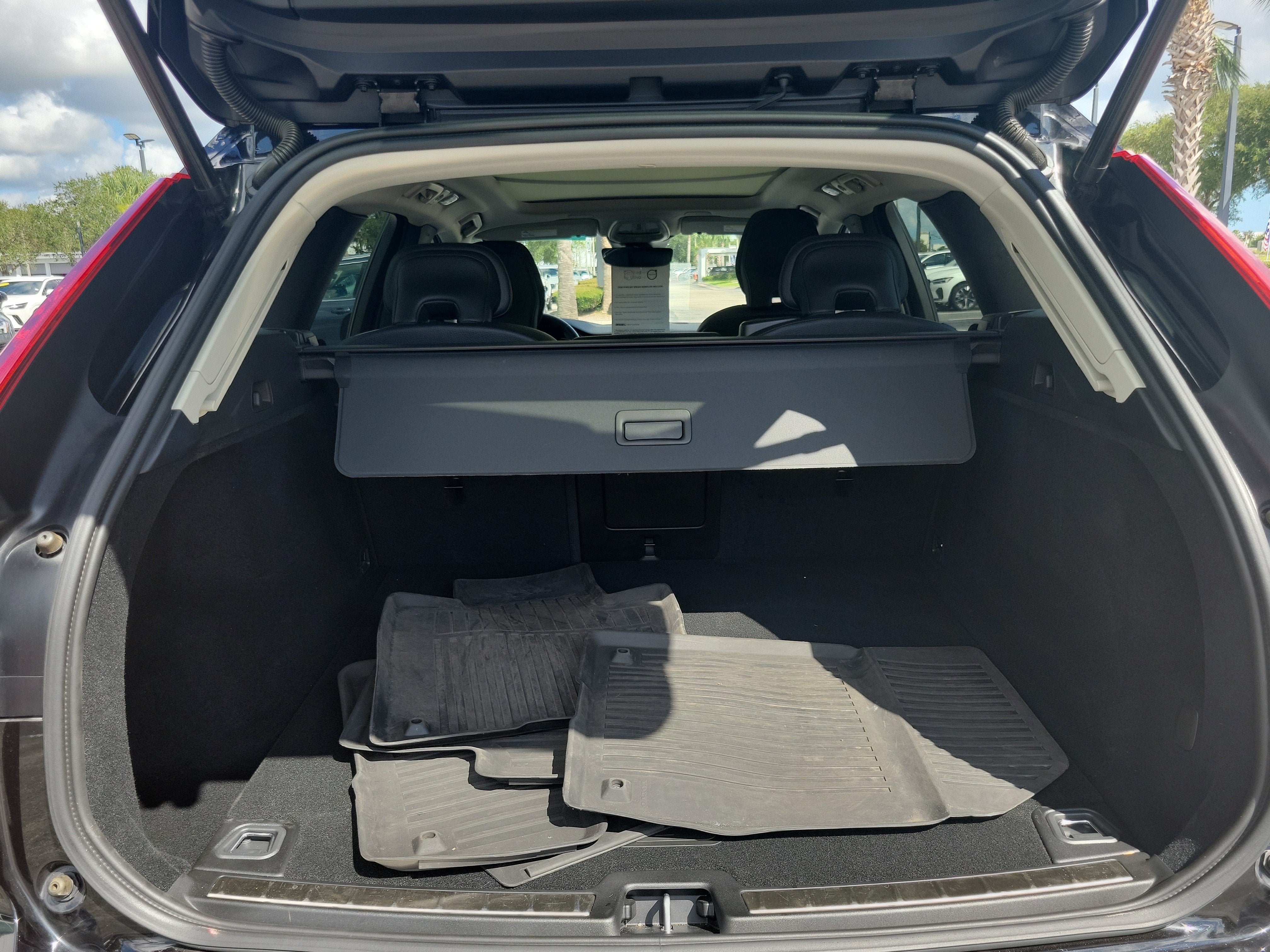 2024 Volvo XC60 Plus Dark Theme