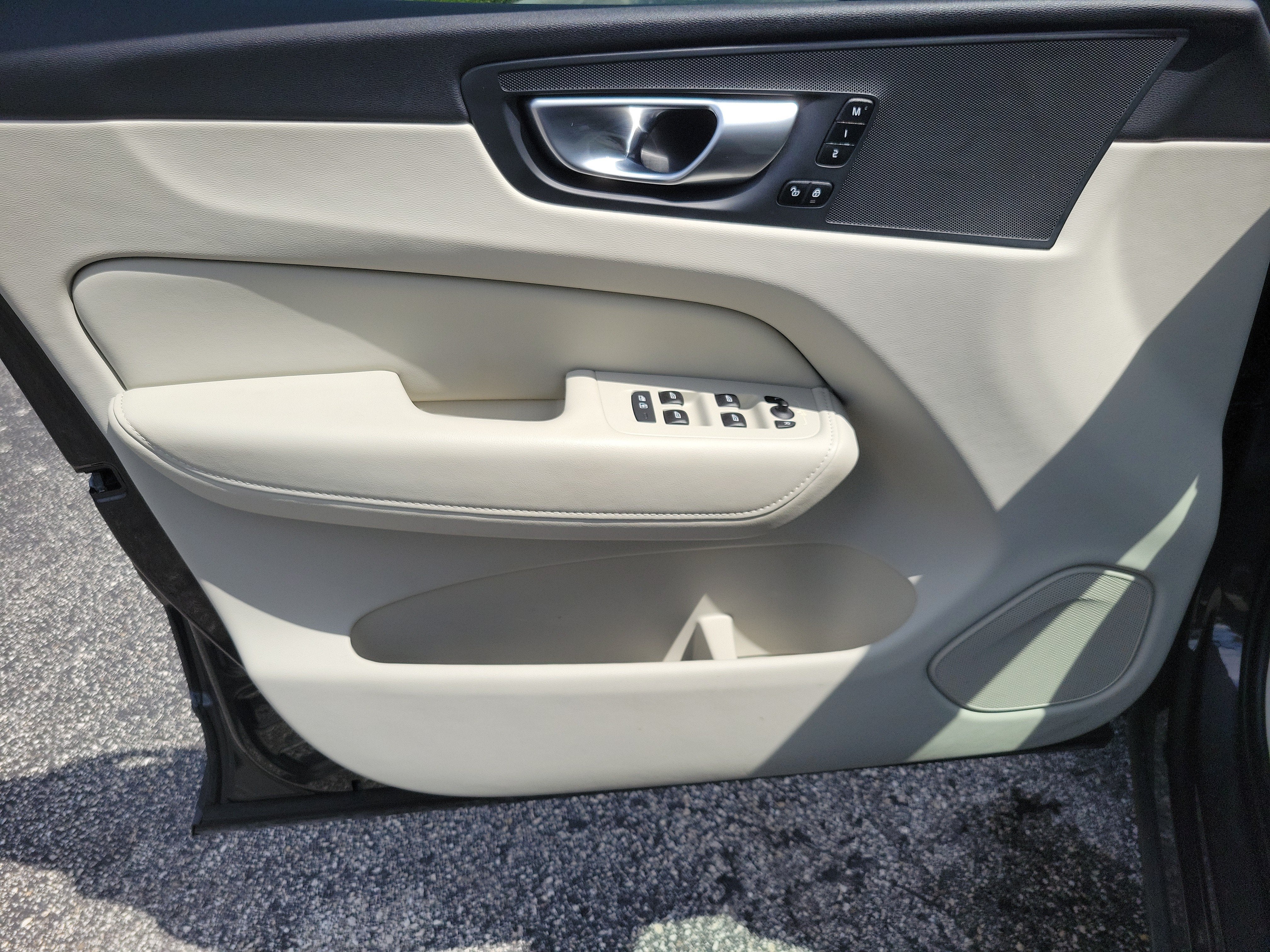 2024 Volvo XC60 Plus Dark Theme