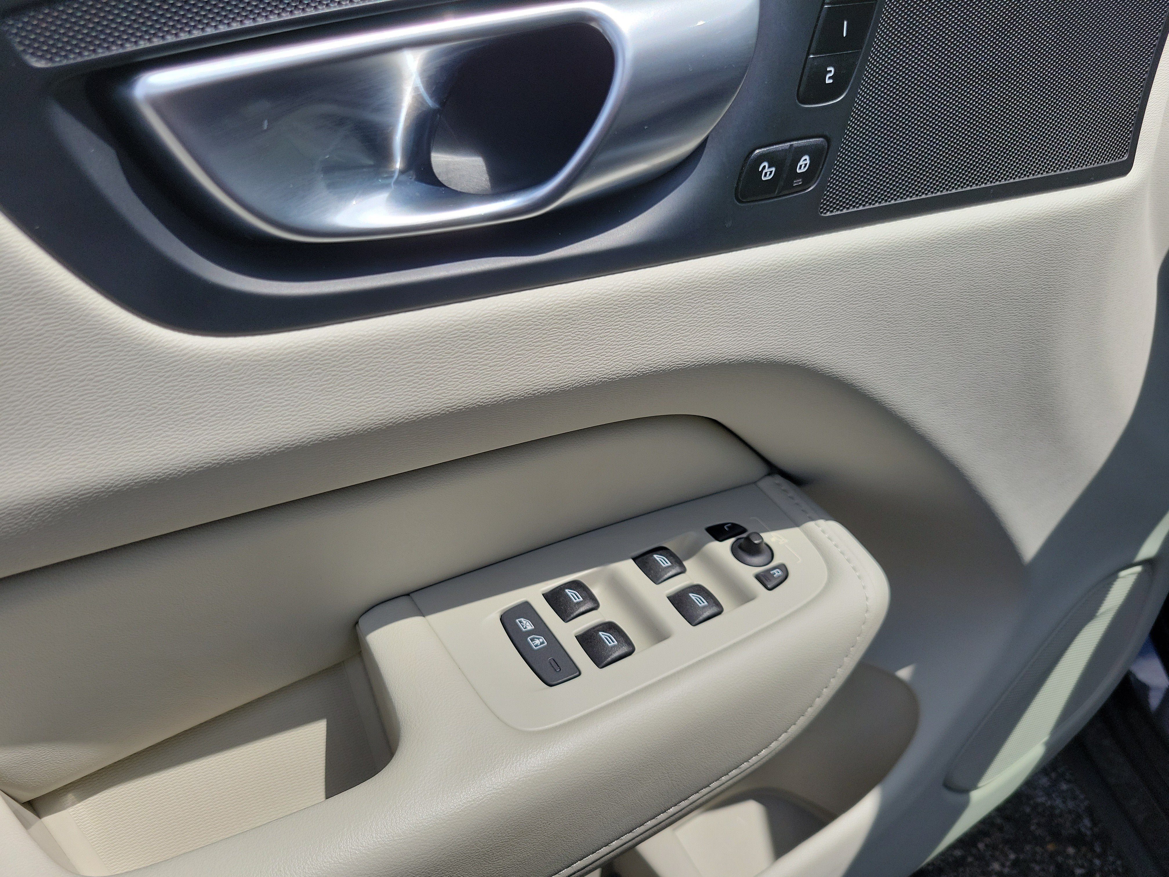 2024 Volvo XC60 Plus Dark Theme