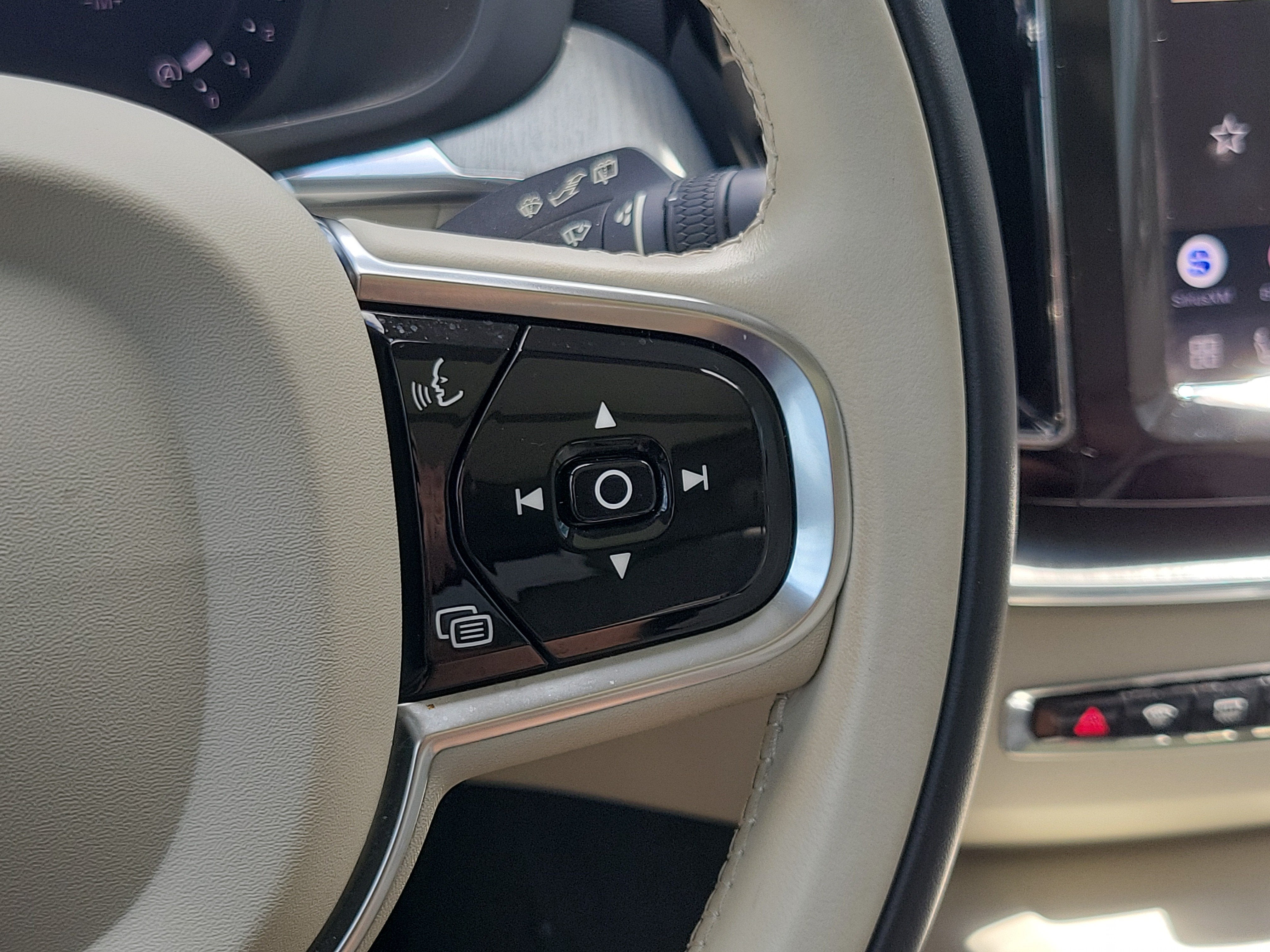 2024 Volvo XC60 Plus Dark Theme