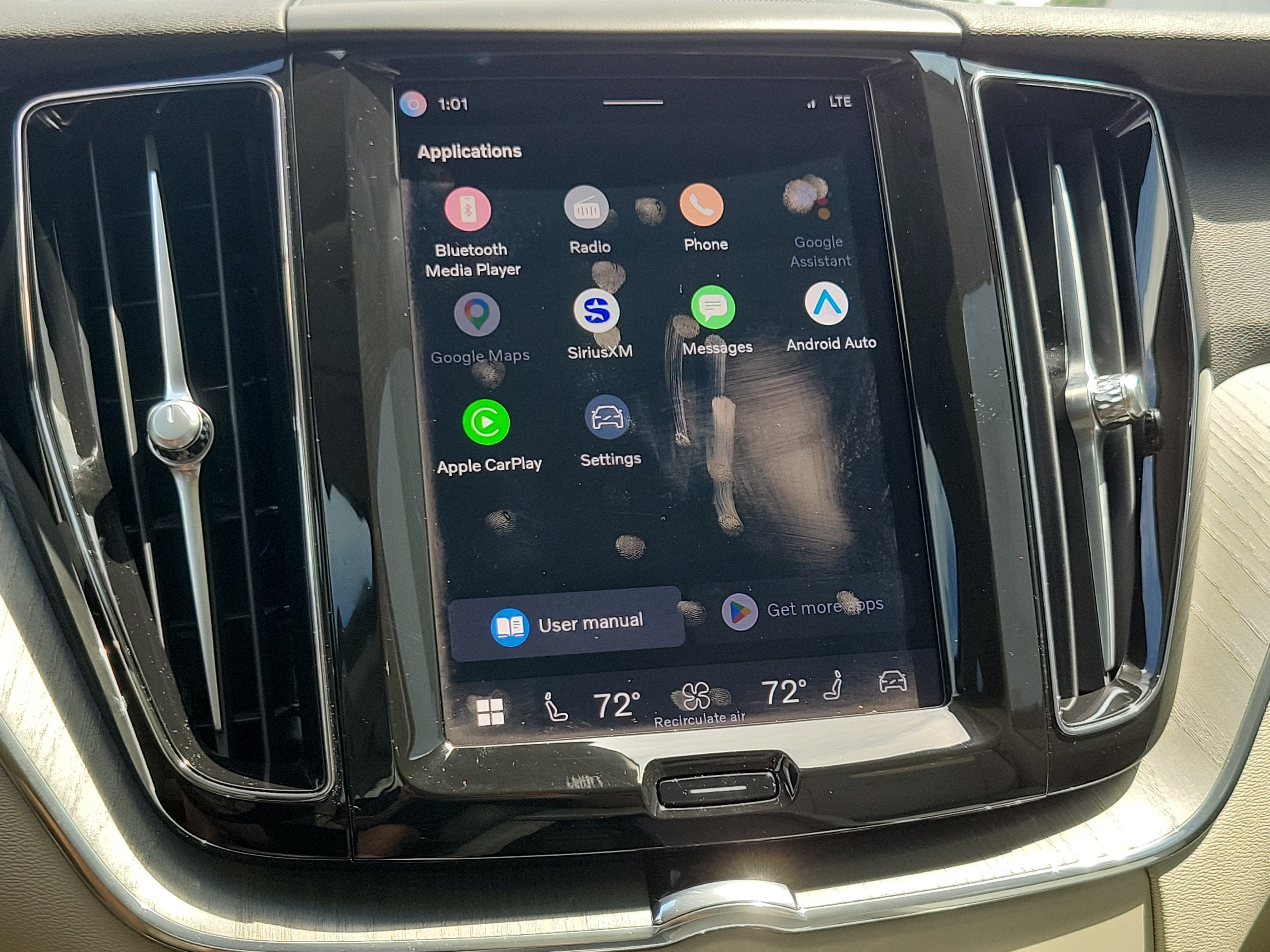 2024 Volvo XC60 Plus Dark Theme