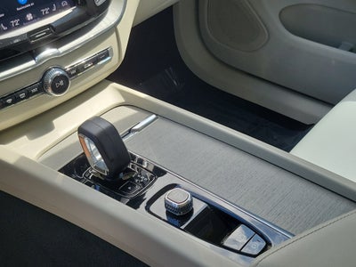 2024 Volvo XC60 Plus Dark Theme