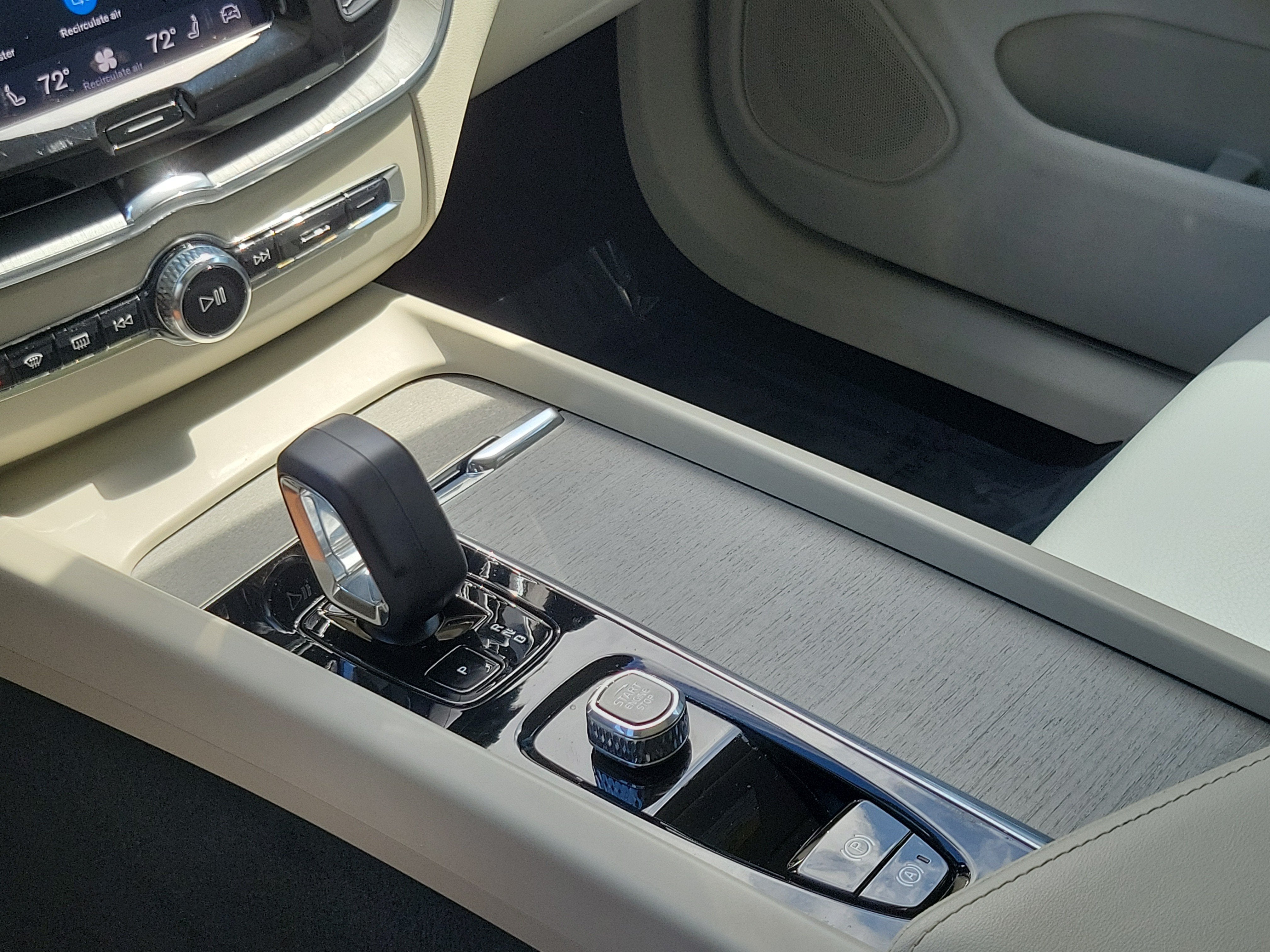 2024 Volvo XC60 Plus Dark Theme
