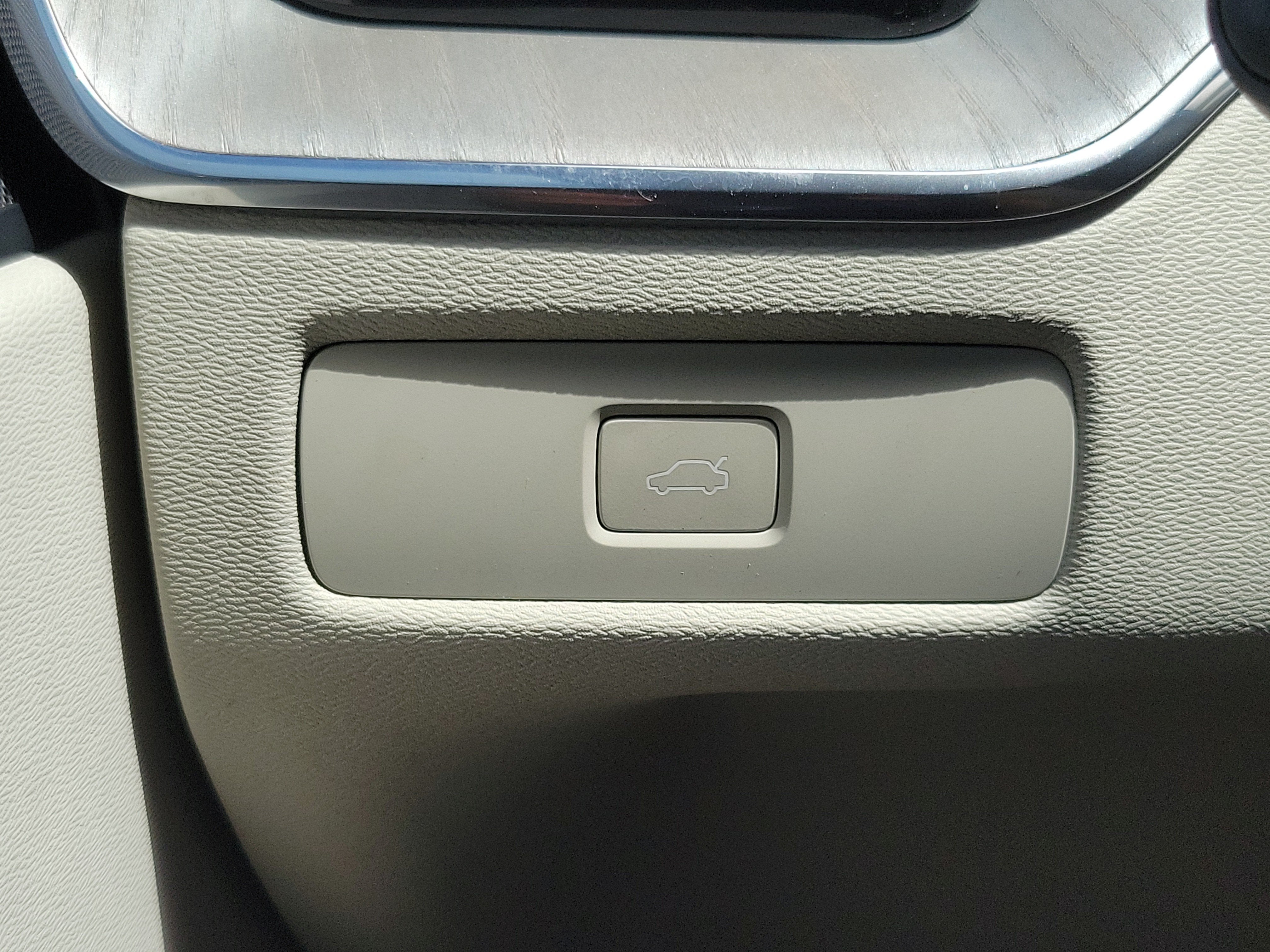 2024 Volvo XC60 Plus Dark Theme