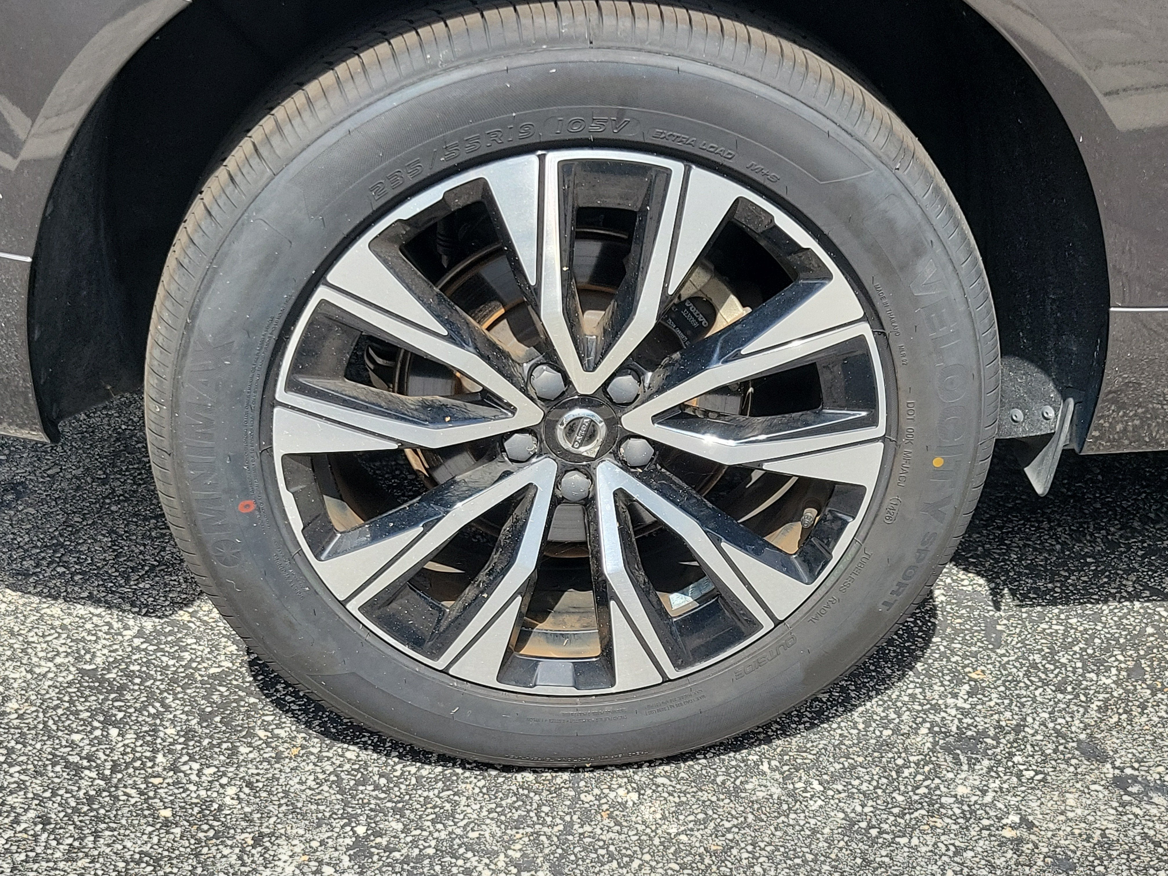 2024 Volvo XC60 Plus Dark Theme
