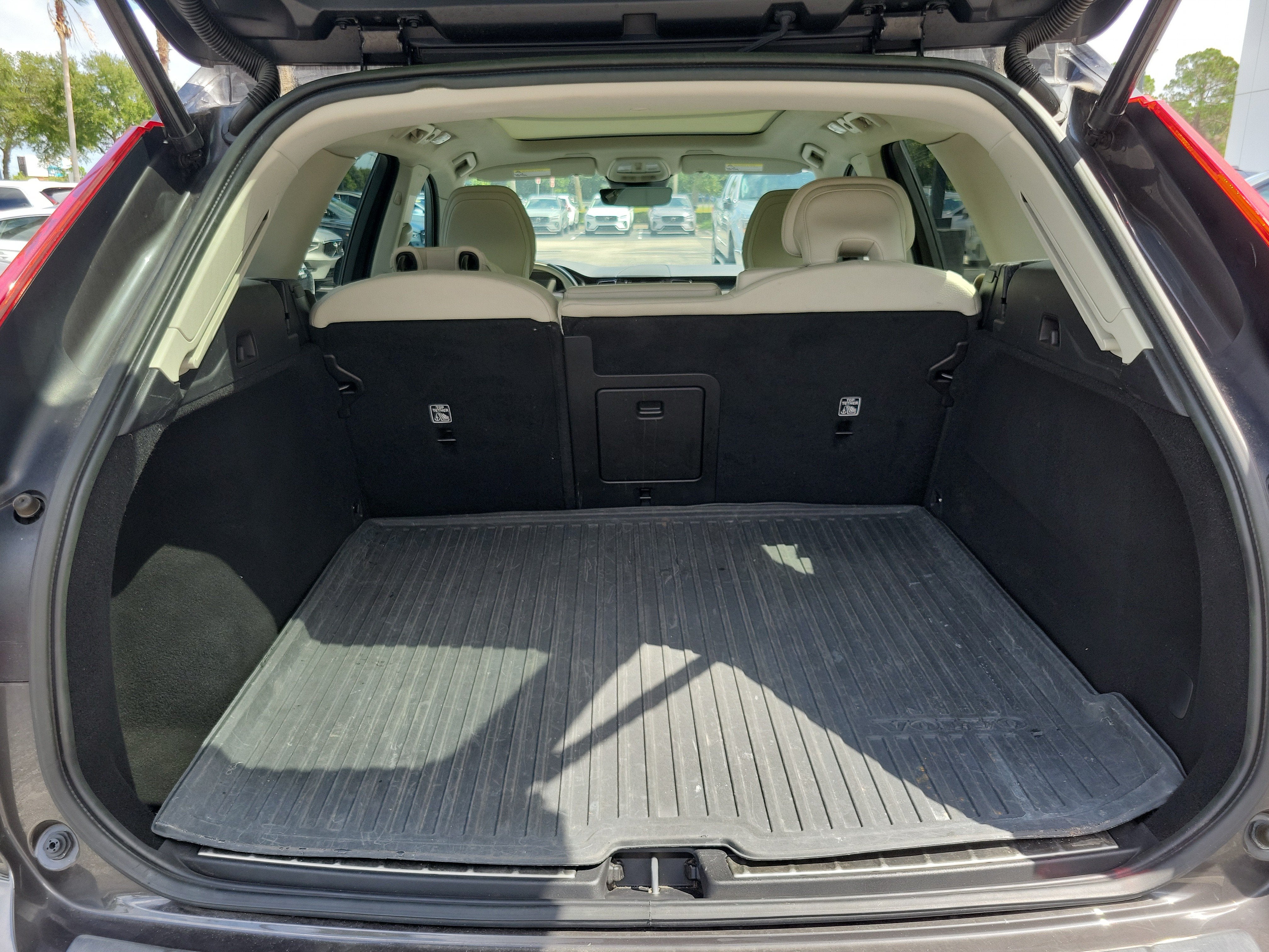 2024 Volvo XC60 Plus Dark Theme