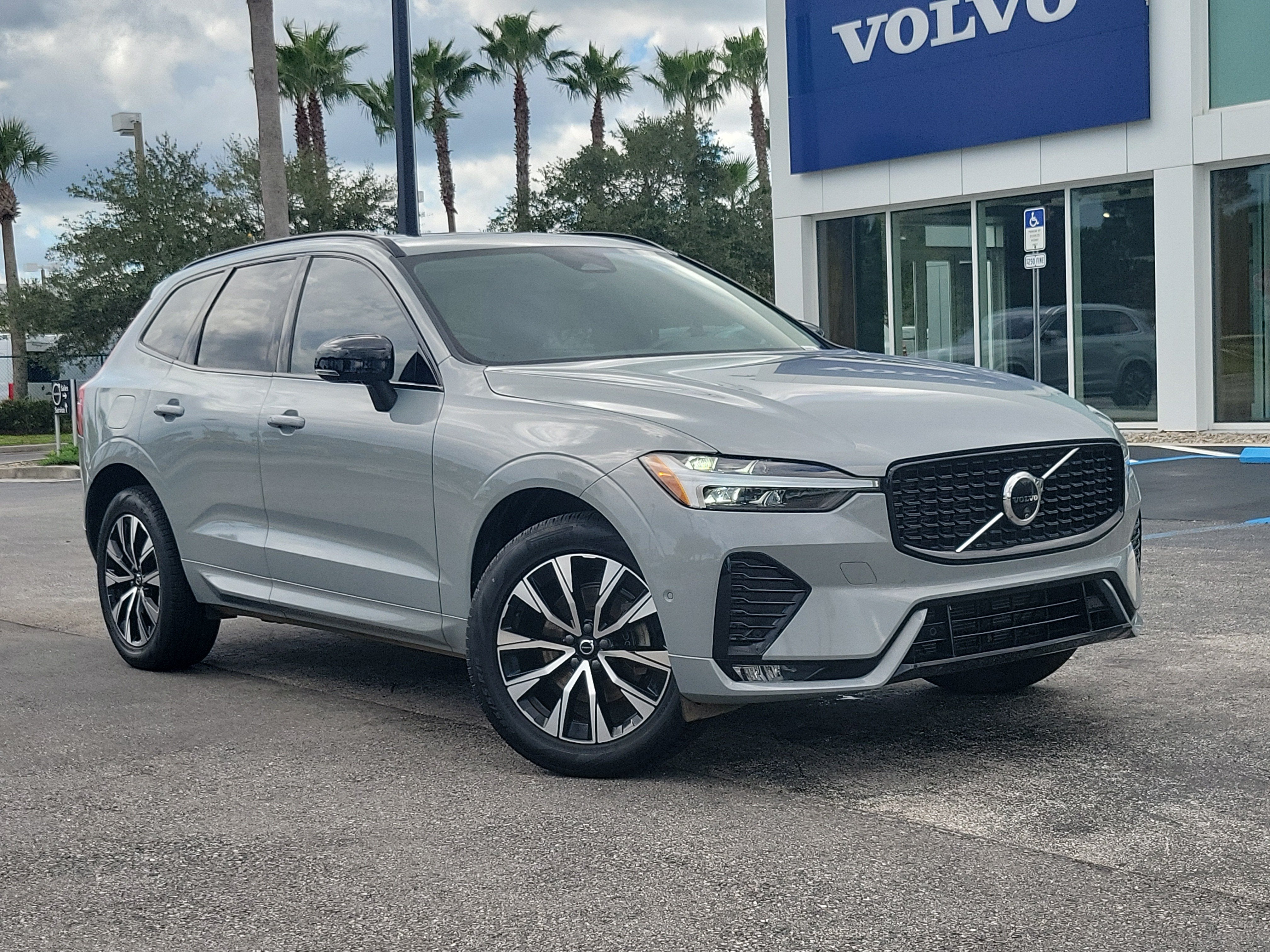 2024 Volvo XC60 Plus Dark Theme