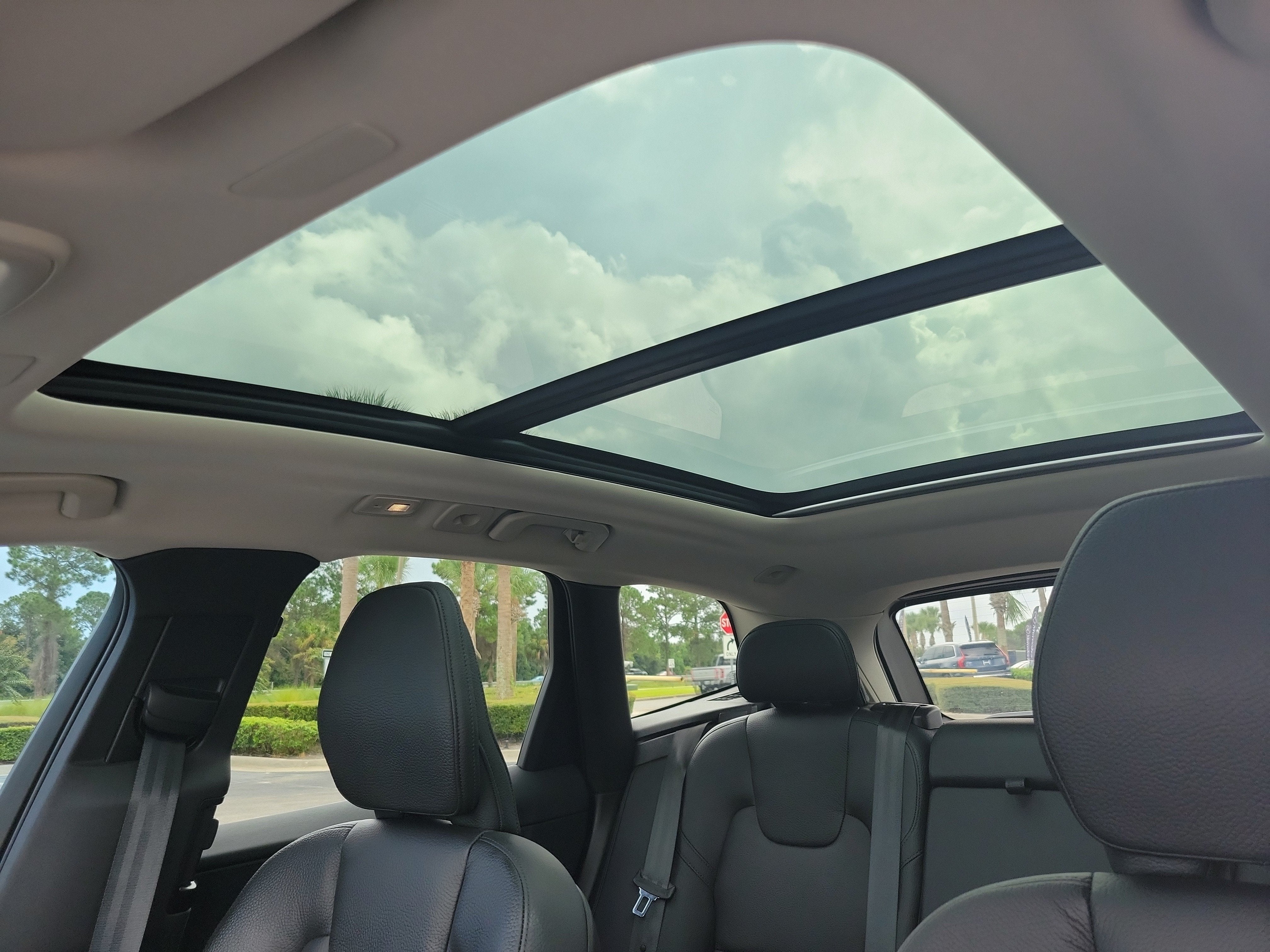 2024 Volvo XC60 Plus Dark Theme