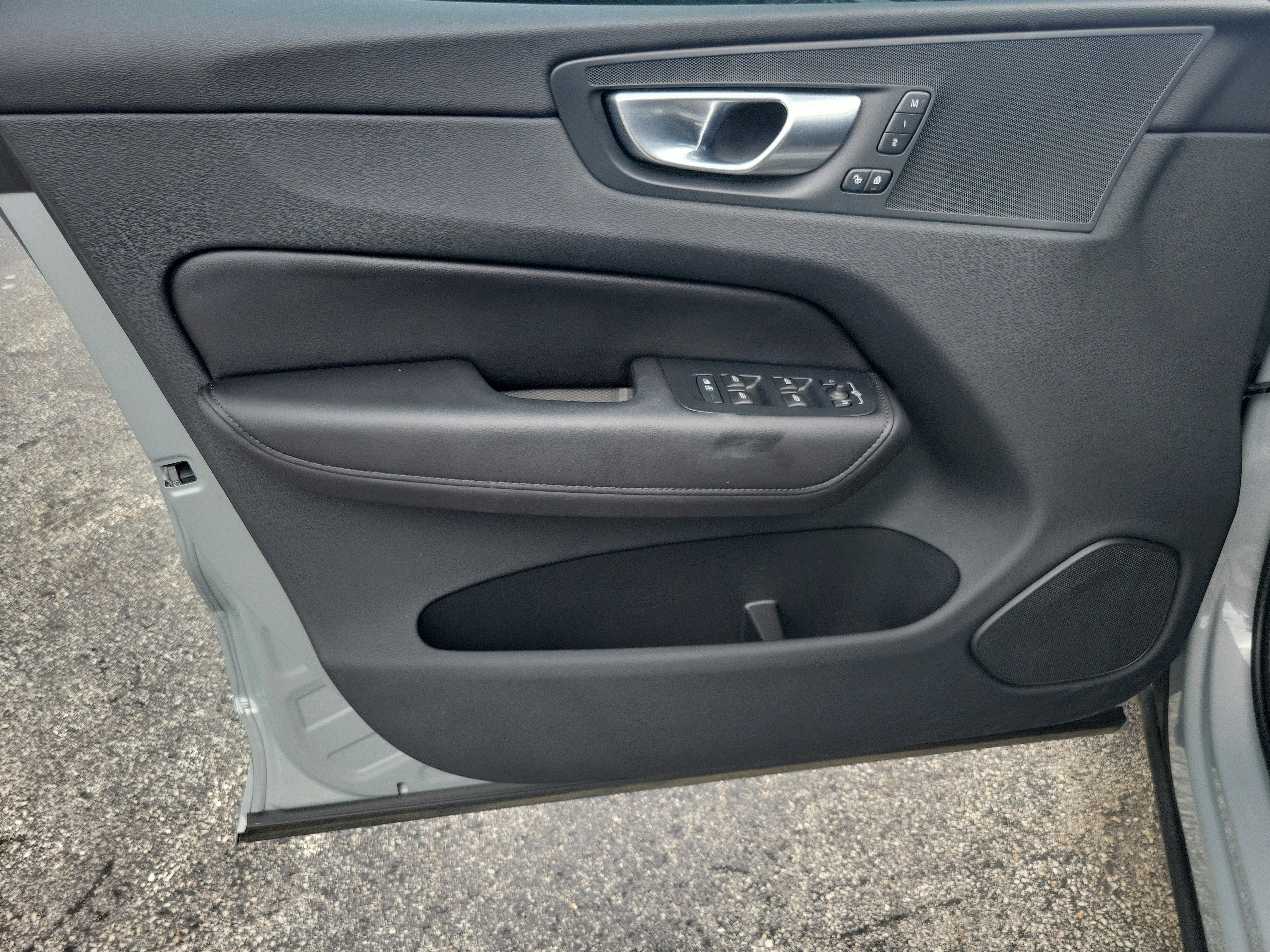 2024 Volvo XC60 Plus Dark Theme