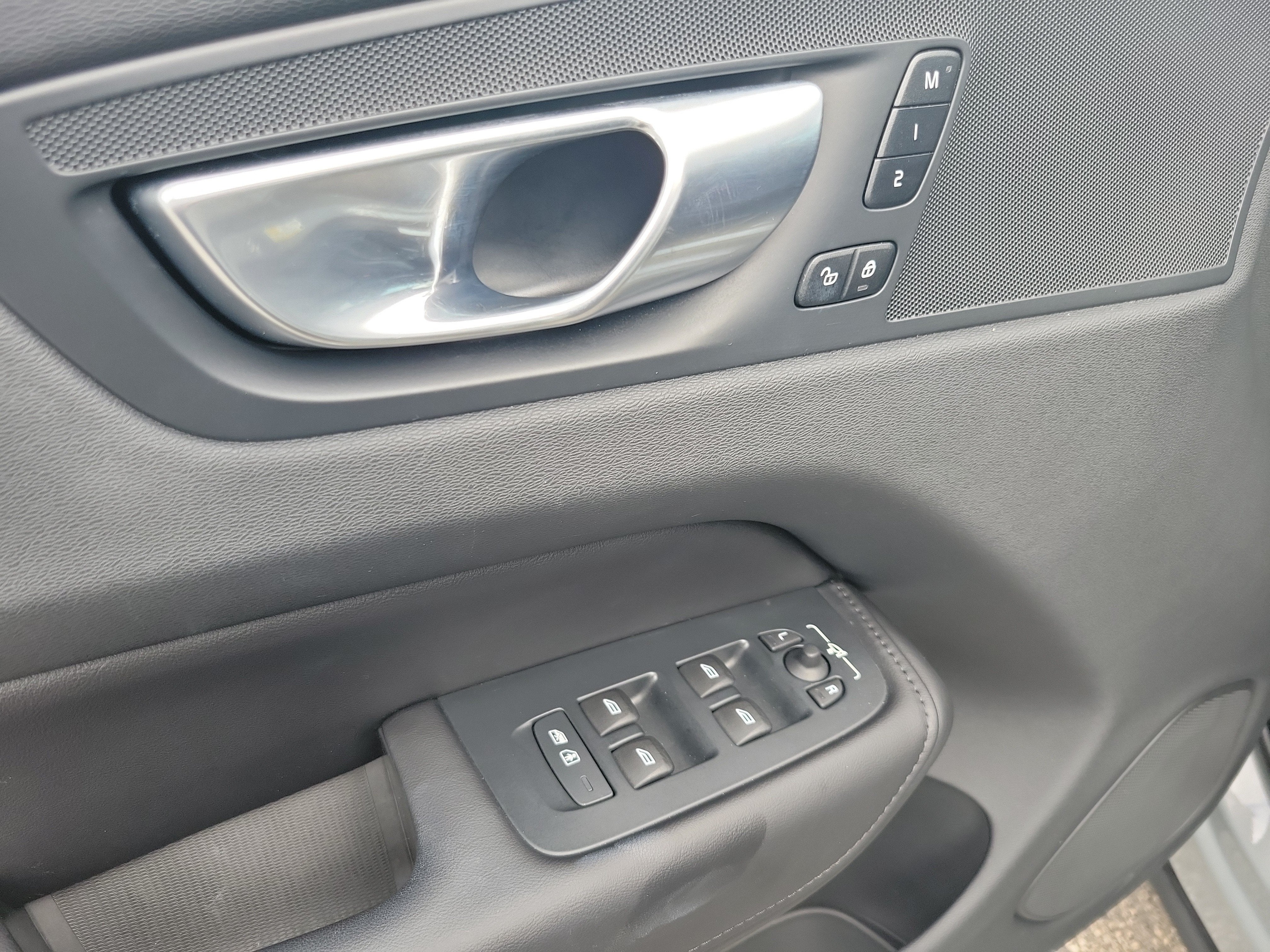 2024 Volvo XC60 Plus Dark Theme