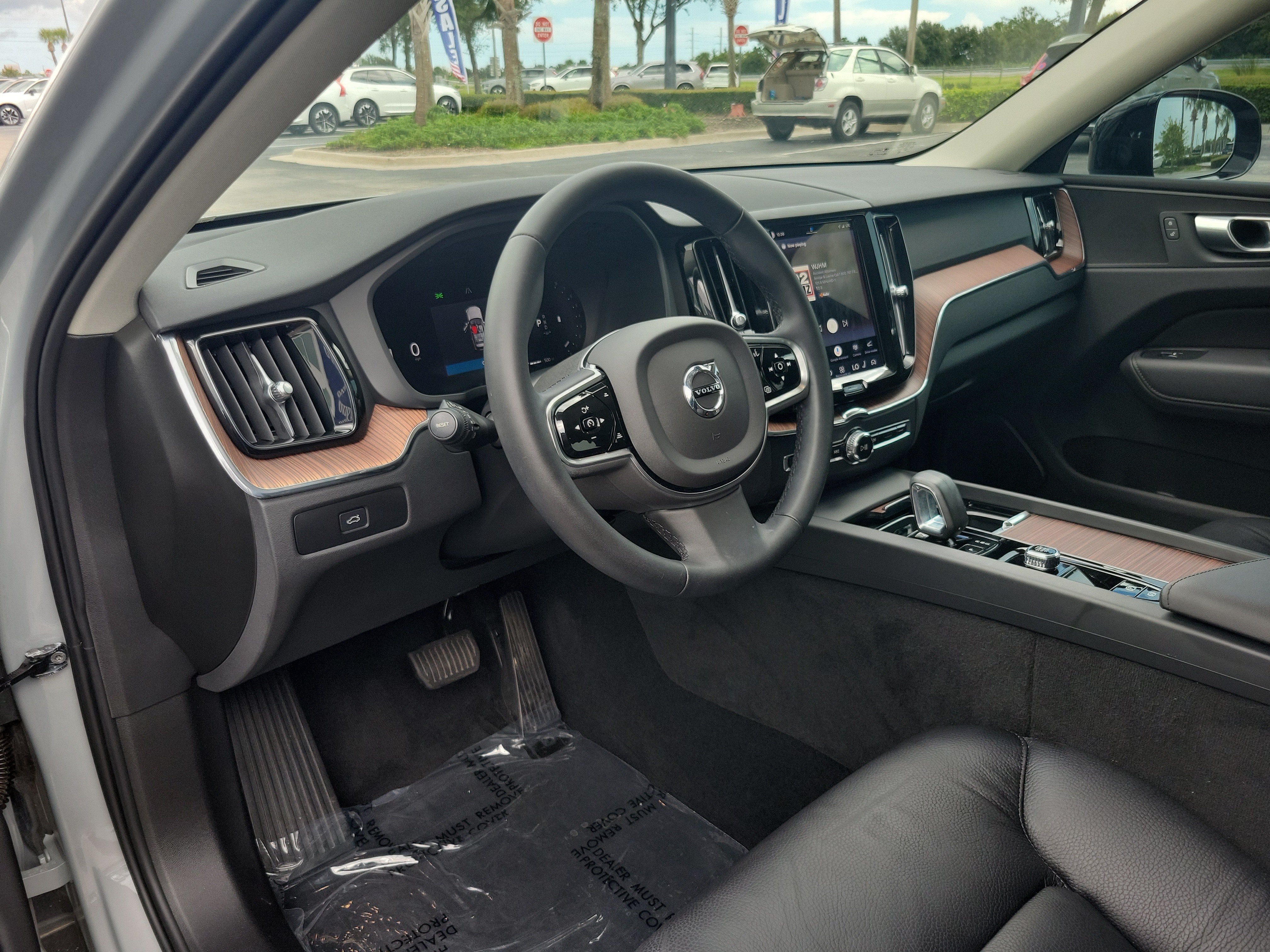 2024 Volvo XC60 Plus Dark Theme