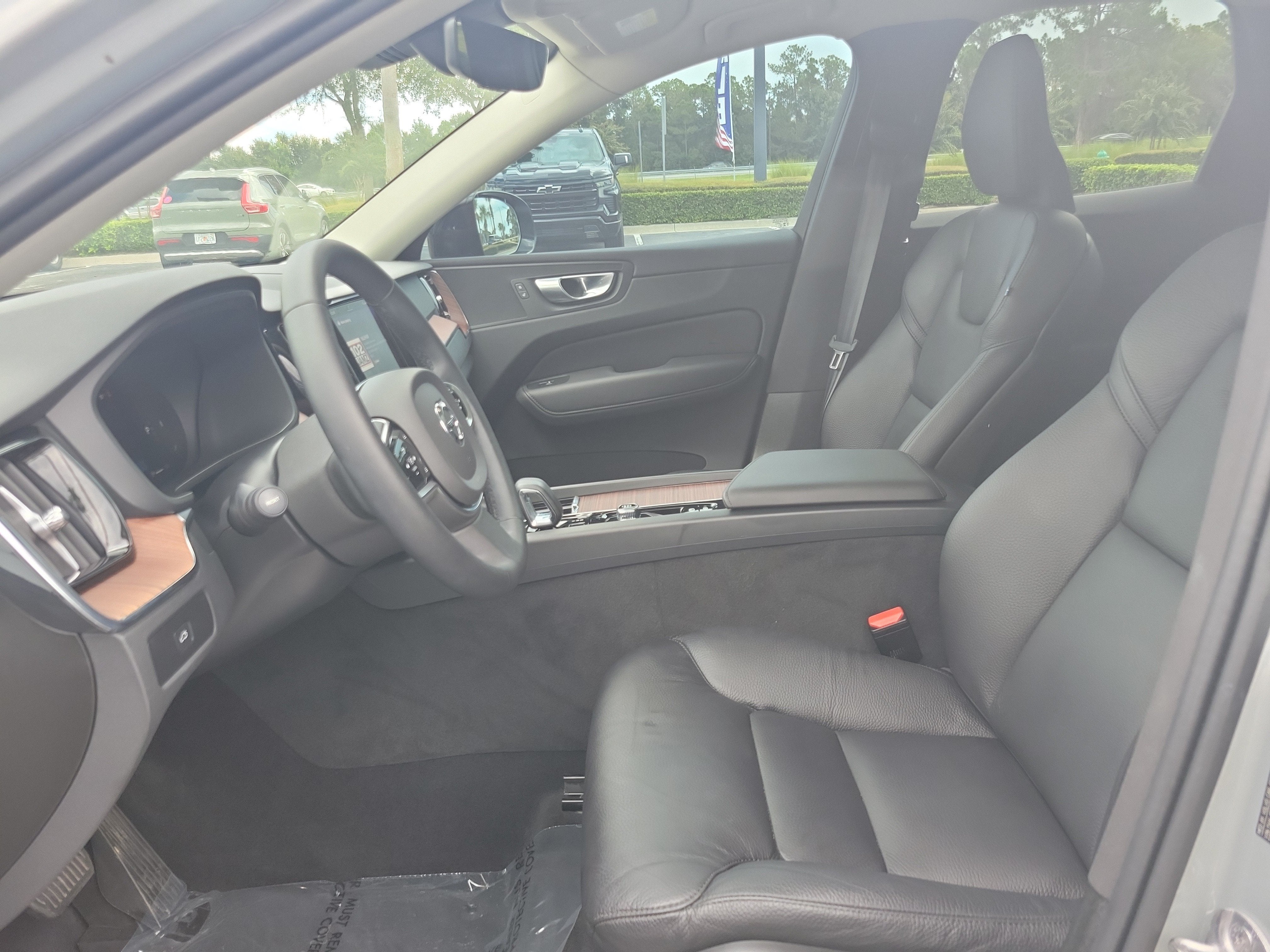 2024 Volvo XC60 Plus Dark Theme